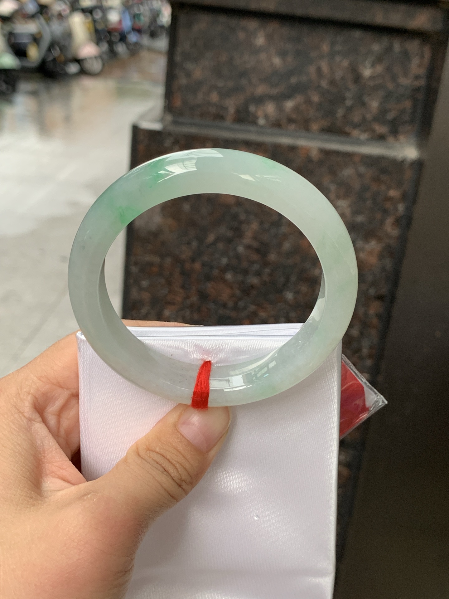飘绿正圈 56.1-11.8-8.5 0608-N936 无裂，底妆水润，几抹淡雅绿花点缀，生机盎然
