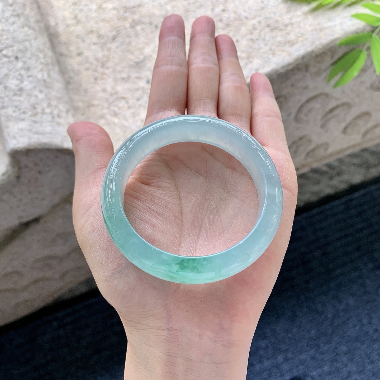 正圈 圈口52.4/12.7/7.9 编码HT060914 描述冰糯飘绿，水润，种老，细腻，打灯有絮线