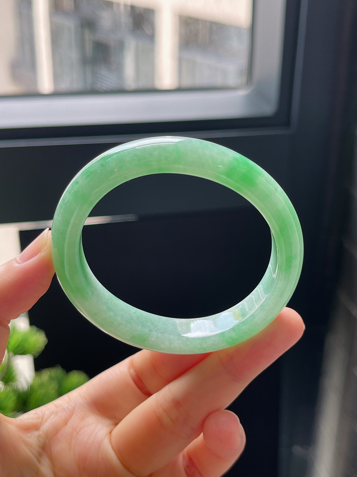 贵妃圈口5.6，糯化阳绿飘花翡翠贵妃手镯