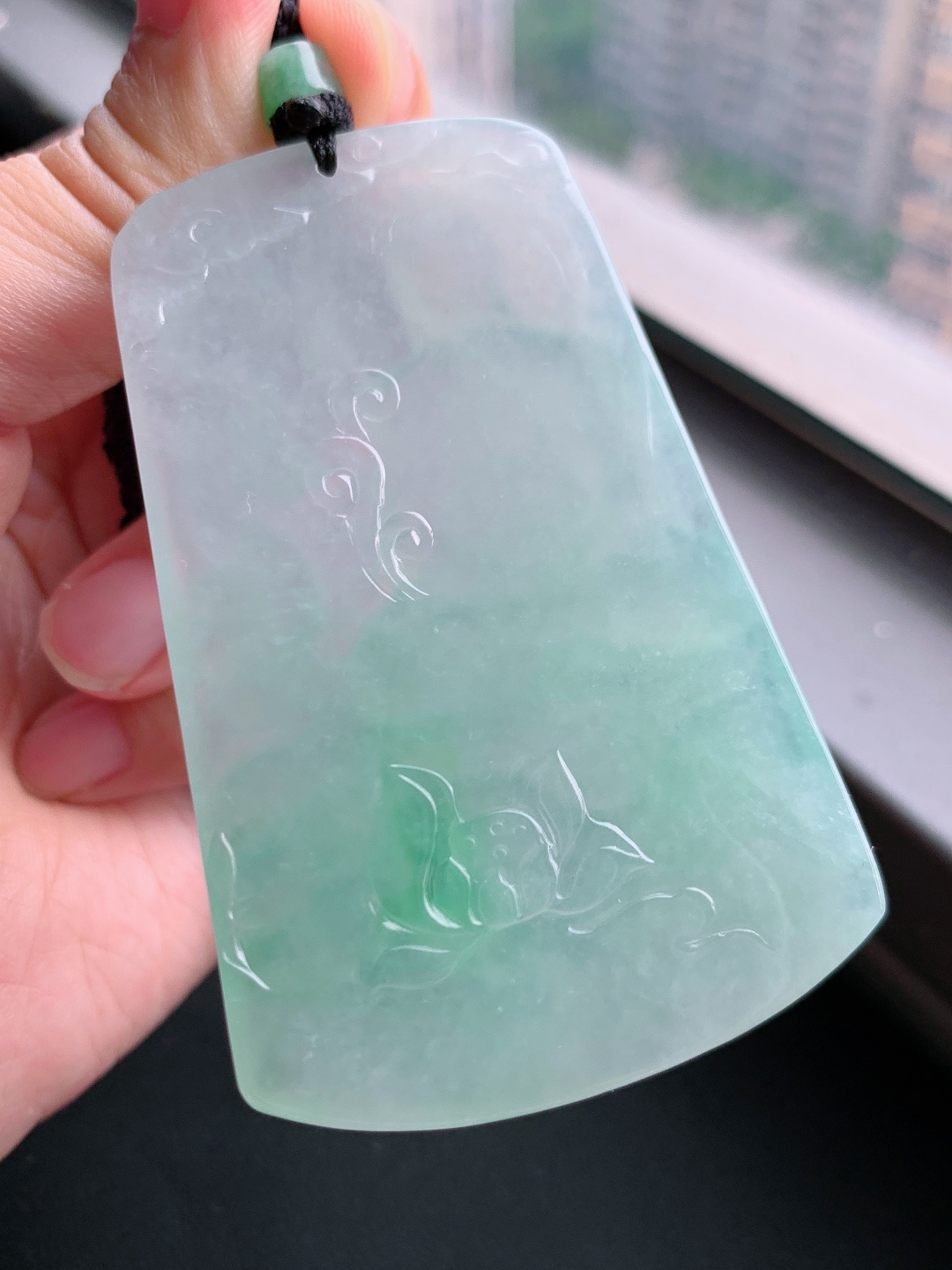 冰飘绿大日如来观音，种老水足飘绿鲜活，雕工精细佛光普照 裸石68.5-42.6-5.8 自然光拍摄 4306