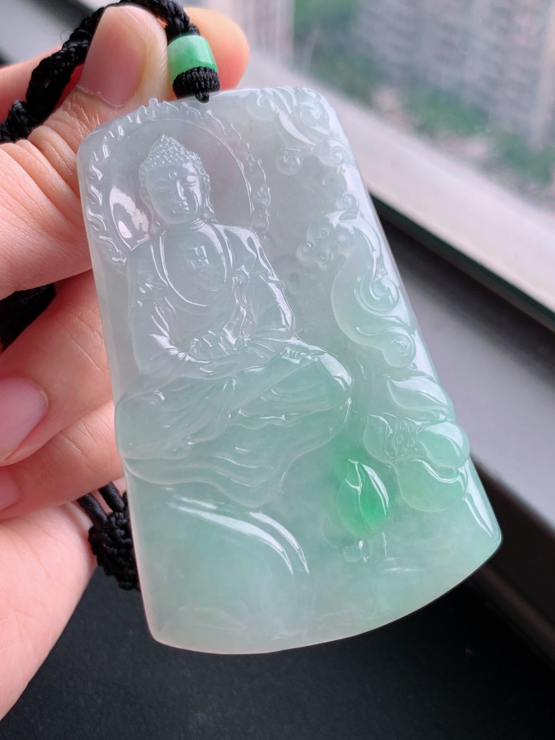 冰飘绿大日如来观音，种老水足飘绿鲜活，雕工精细佛光普照 裸石68.5-42.6-5.8 自然光拍摄 4306