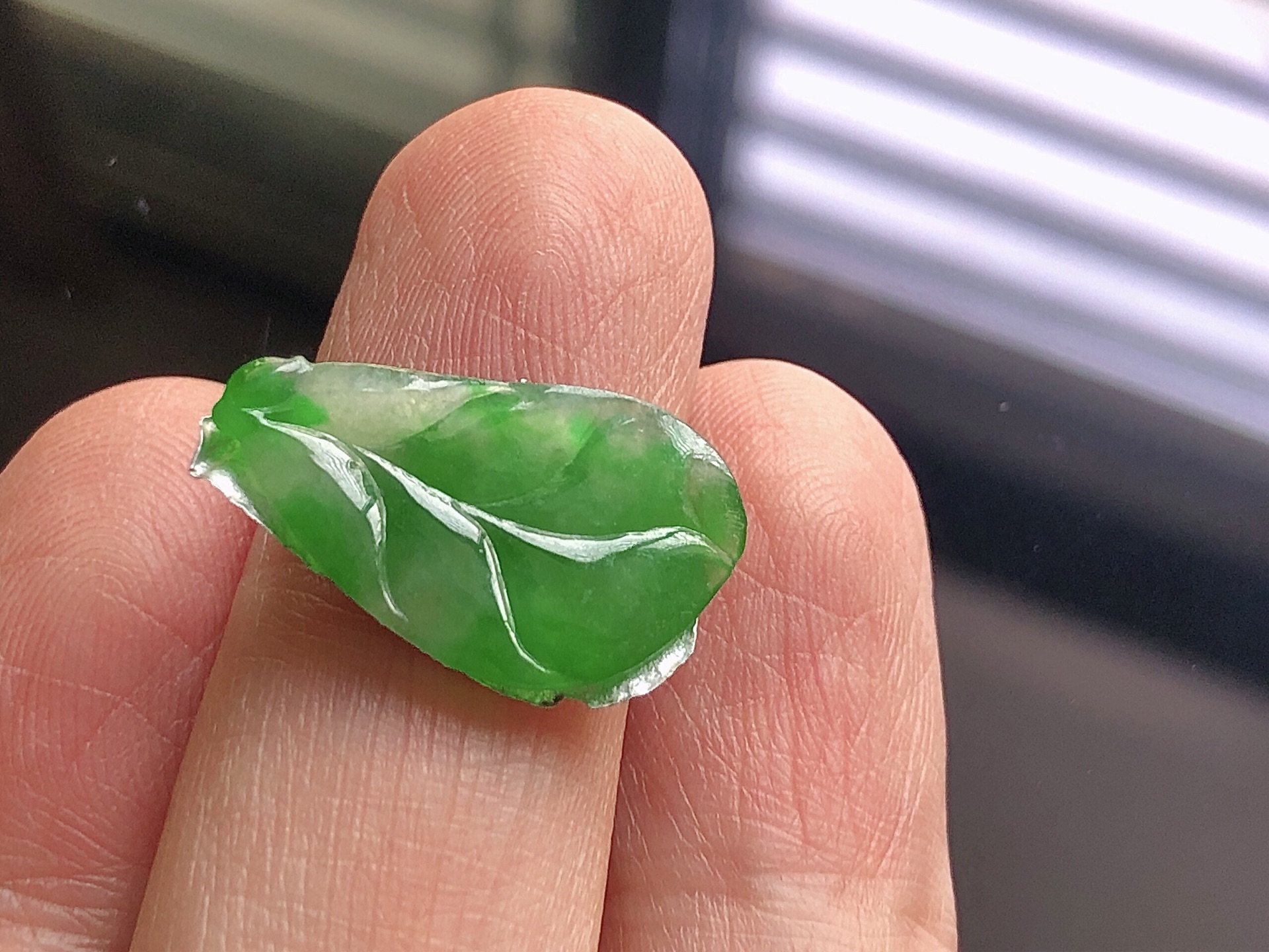 ️ 阳绿树叶， 色泽艳阳，通透水润，玉质细腻，夺目迷人，镶嵌效果，品相，无裂，尺寸20.6*12.8*2.2