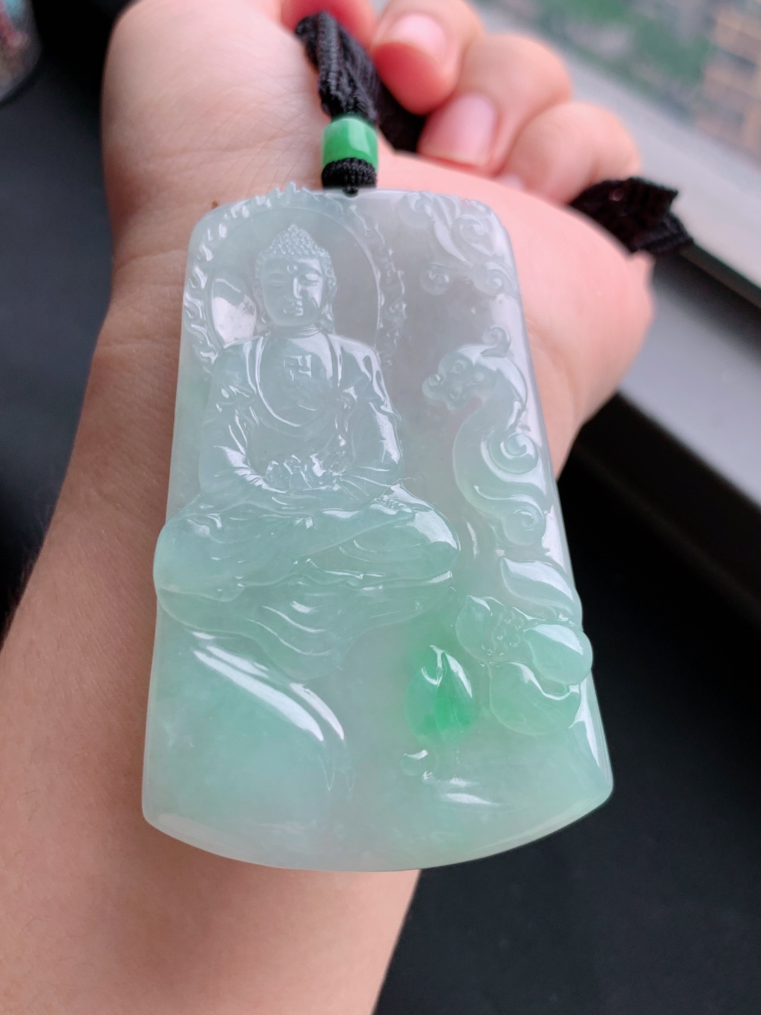 冰飘绿大日如来观音，种老水足飘绿鲜活，雕工精细佛光普照 裸石68.5-42.6-5.8 自然光拍摄 4306