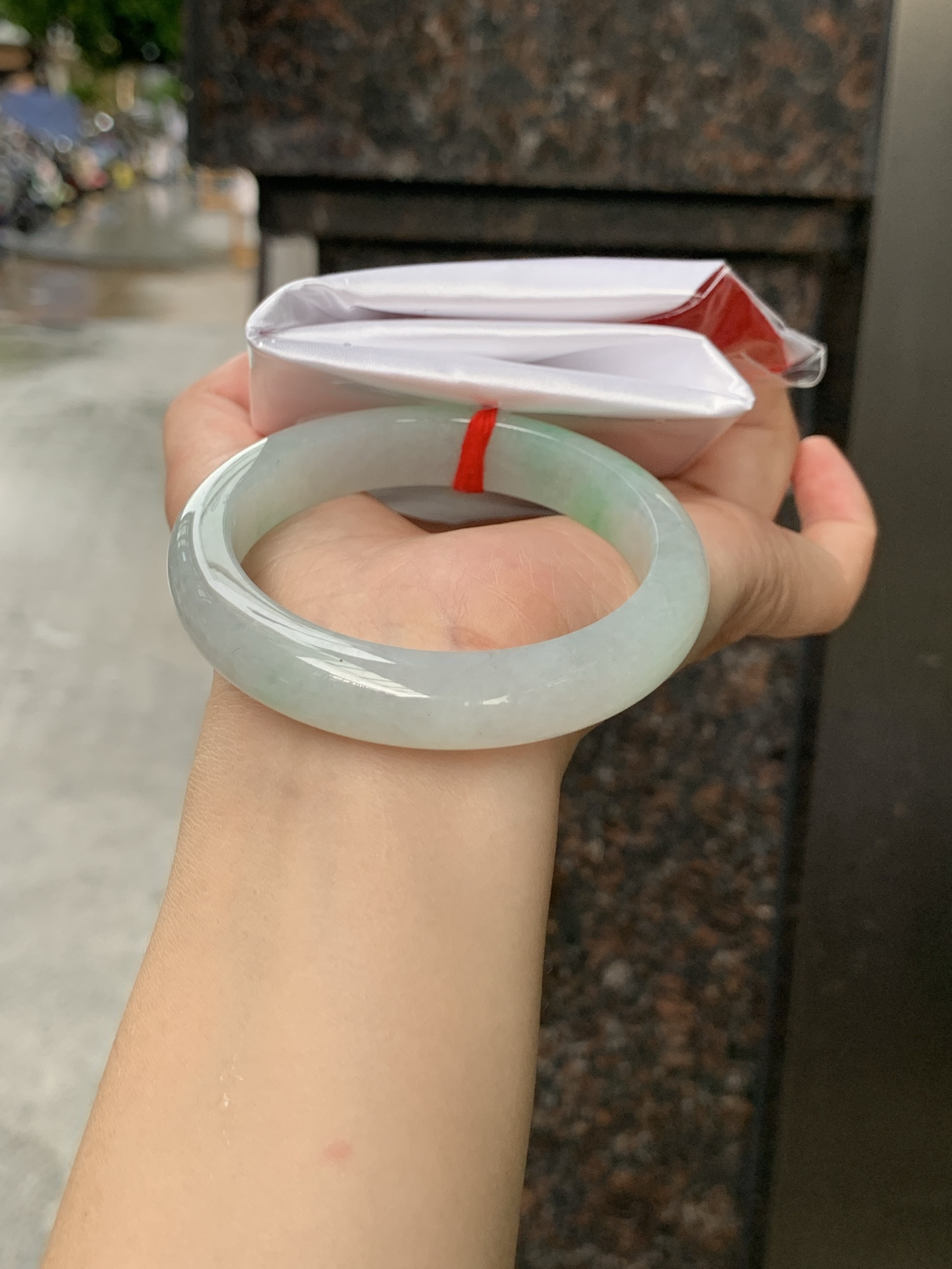 飘绿正圈 56.1-11.8-8.5 0608-N936 无裂，底妆水润，几抹淡雅绿花点缀，生机盎然