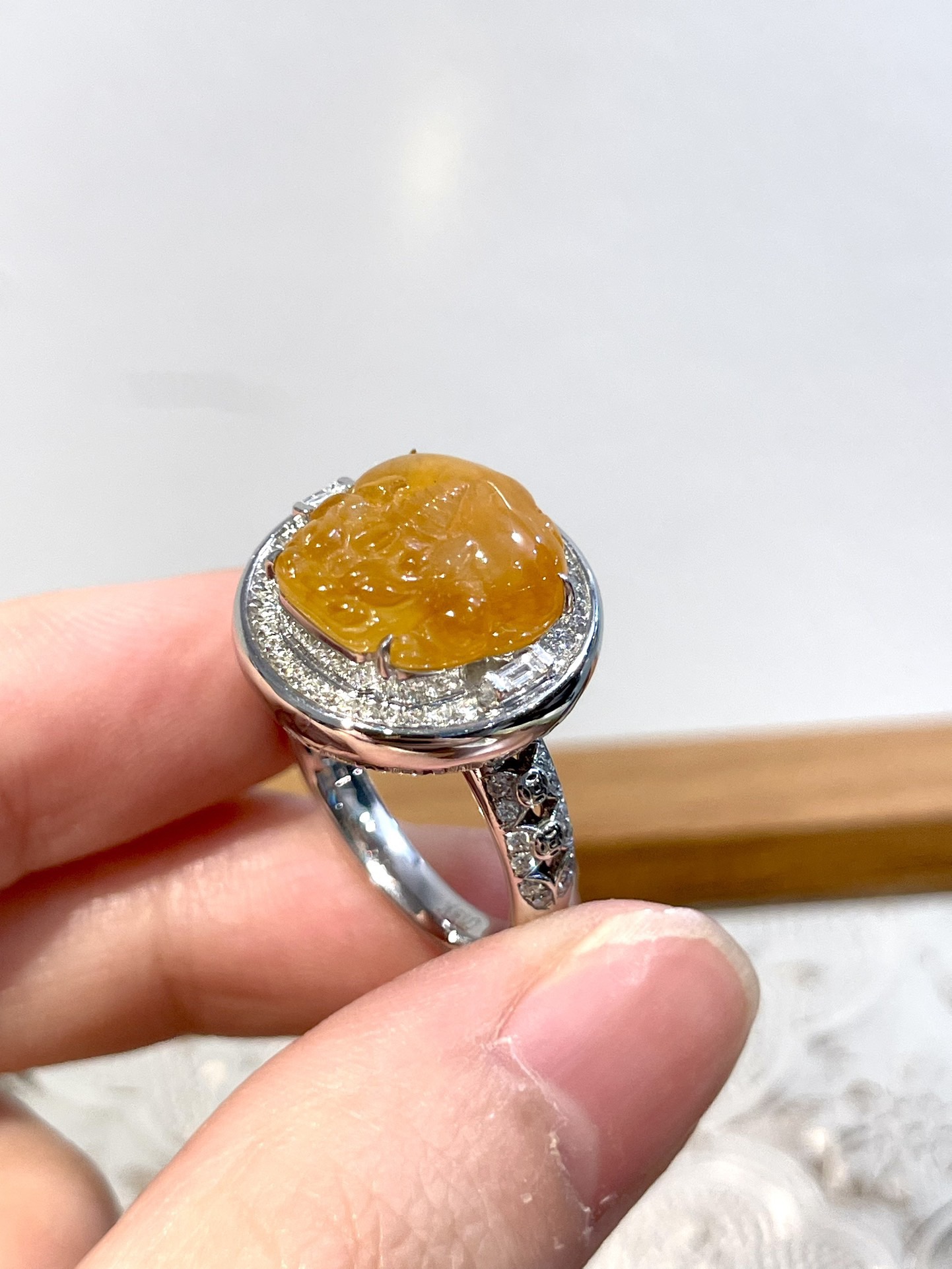 18K冰黄貔貅戒指 颜色艳丽漂亮，种色兼具，起光，饱满立体，上身精致，寓意好，招财进宝 尺寸：整体16.5*16.6*10.1裸石12.4*12.1