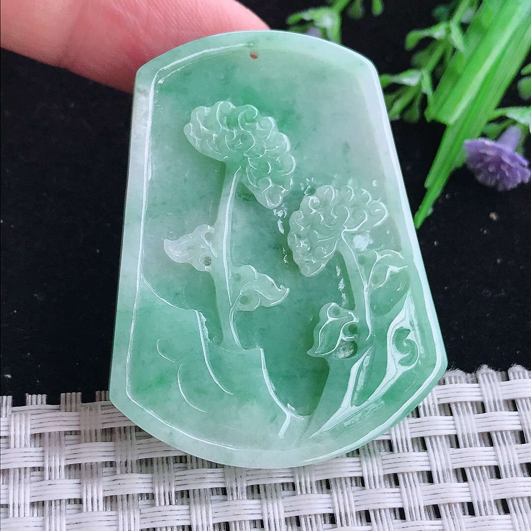 实拍A货翡翠51/40/5.2老坑精美温润飘绿君子菊花吊坠翡翠玉牌