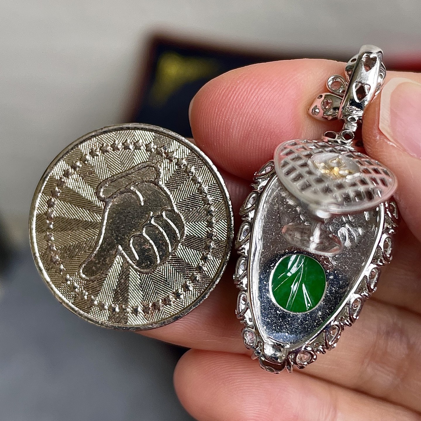 缅料高冰阳绿叶子吊坠，色辣，18k金镶嵌，饱满水润，无裂，裸石尺寸23/14.2/5--40/18/10.3编码0607好数字