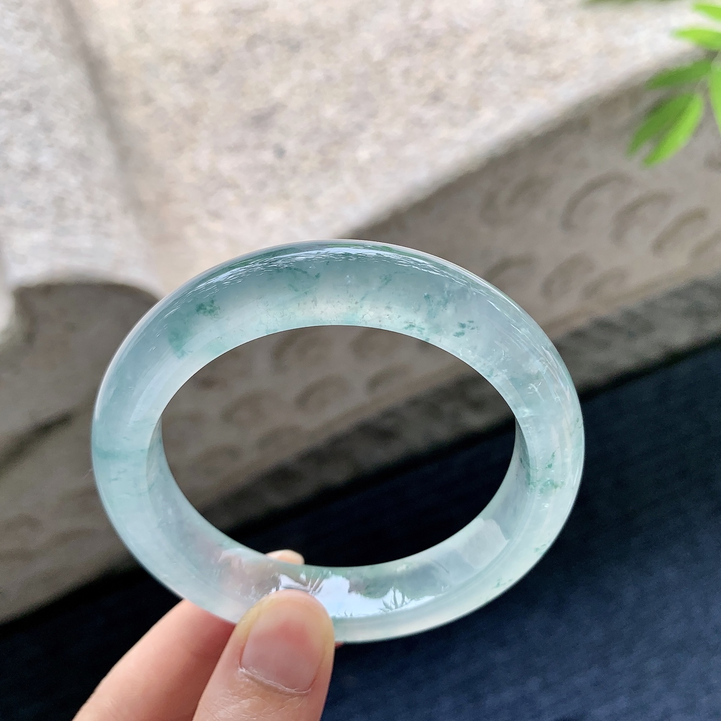 正圈 55 55【圈口】55.5/12.3/9【编码】A1060812【描述】高冰飘花，起光，清透，水润，种老，细腻，无裂