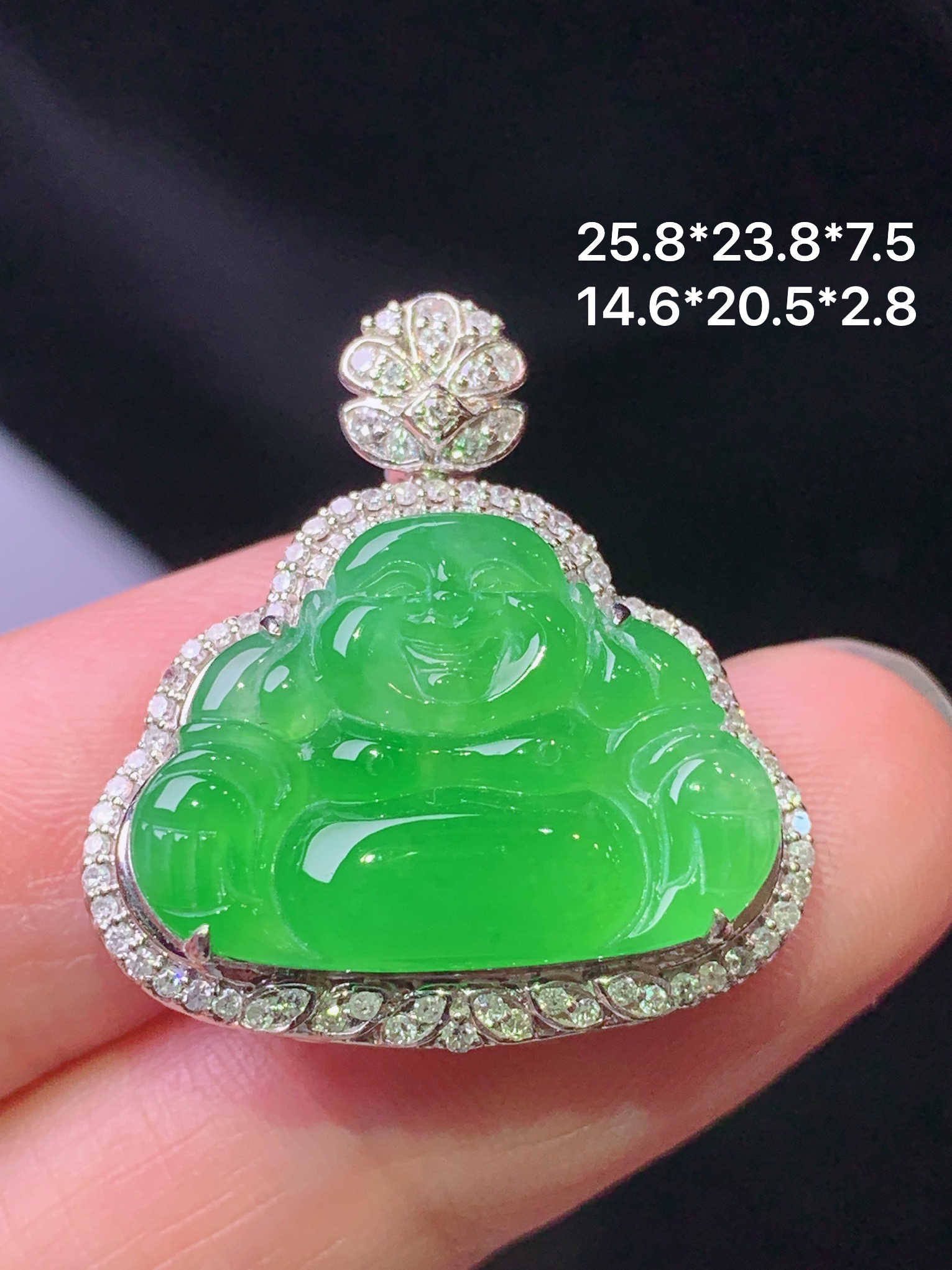 18k金钻镶嵌冰阳绿佛公吊坠 玉质细腻 色泽艳丽清新 整体尺寸25.8*23.8*7.5 h1