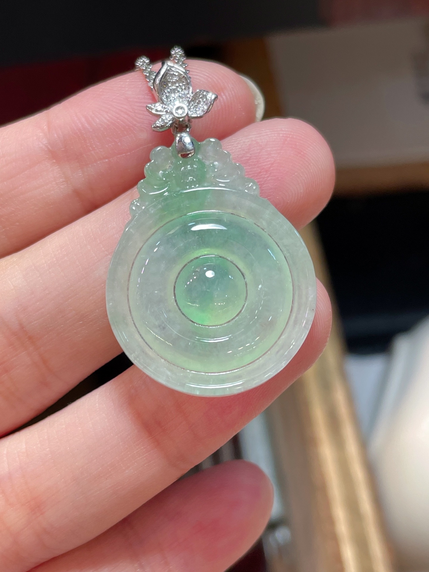 ️ 翡翠飘绿平安扣吊坠，质量货，光感强烈 种老细腻，料子水润通透，18k镶，佩戴效果佳，29-23.1