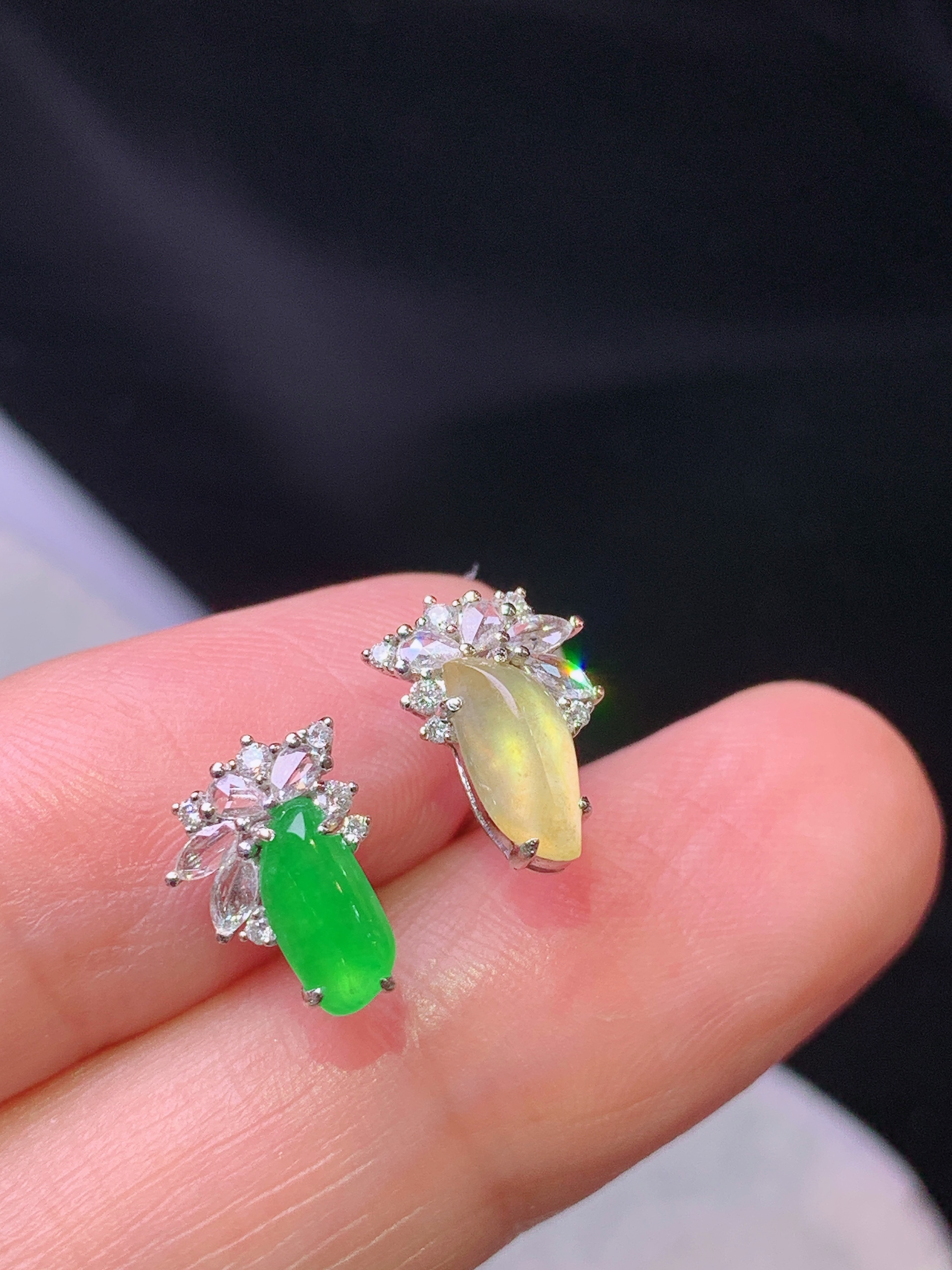 18k金钻镶嵌冰黄翡随形耳钉 玉质细腻 色泽艳丽清新 整体尺寸11*7.5*4.5 j4