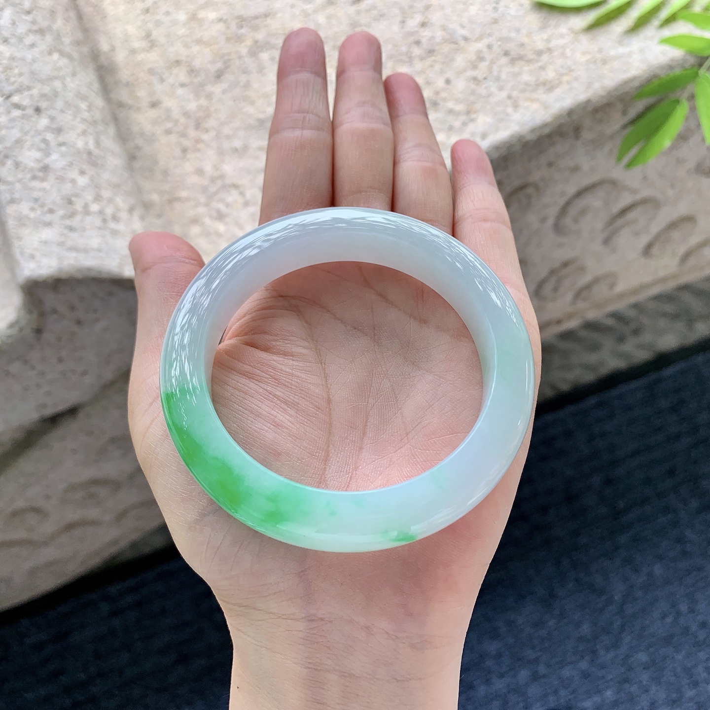 正圈 细糯飘阳绿，水润，种老，细腻，无裂