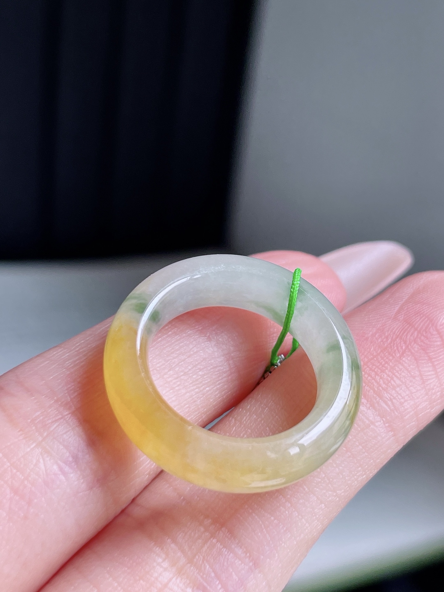 冰黄翡飘花戒圈 色泽鲜艳 飘花灵动 18k金镶嵌 尺寸 24/6.3 圈口 11