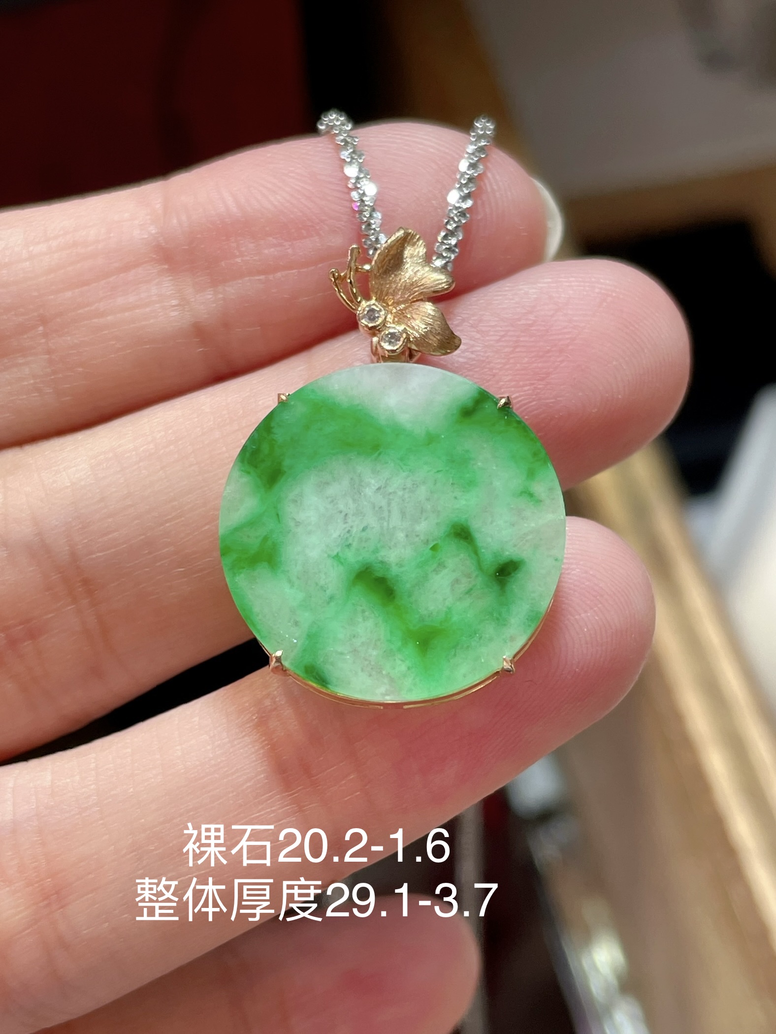 ️ 翡翠无事牌吊坠，性比高 冰种阳绿色，满绿，料子水润通透，种老起光。 18k金镶嵌，佩戴效果精美