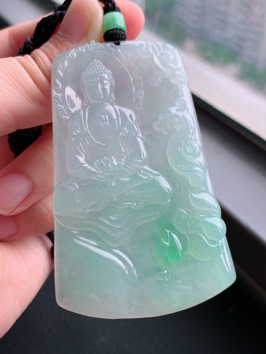 冰飘绿大日如来观音，种老水足飘绿鲜活，雕工精细佛光普照 裸石68.5-42.6-5.8 自然光拍摄 4306