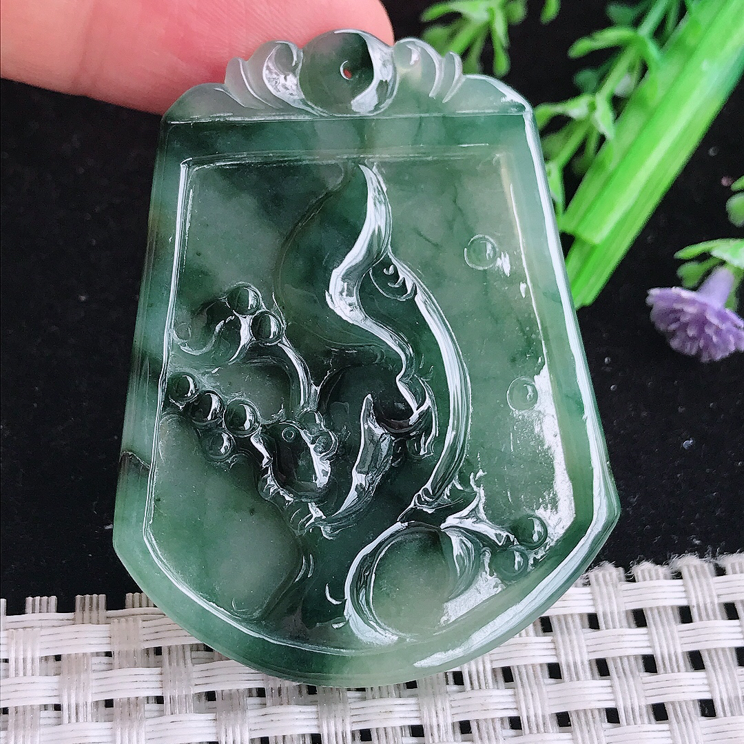 实拍A货翡翠53.6/41.8/4.7老坑冰透起胶特色飘花松鼠吊坠翡翠玉牌