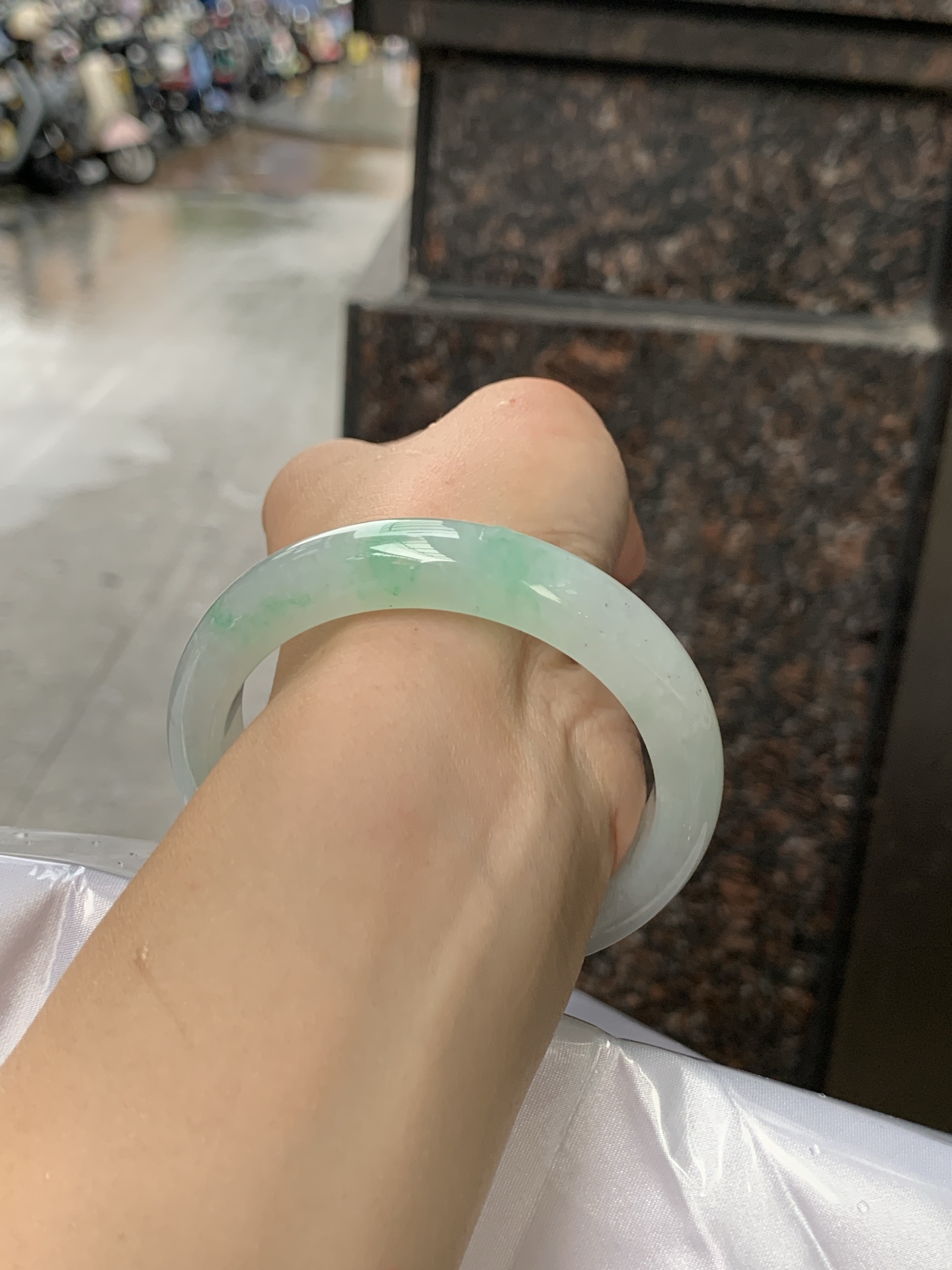 飘绿正圈 56.1-11.8-8.5 0608-N936 无裂，底妆水润，几抹淡雅绿花点缀，生机盎然