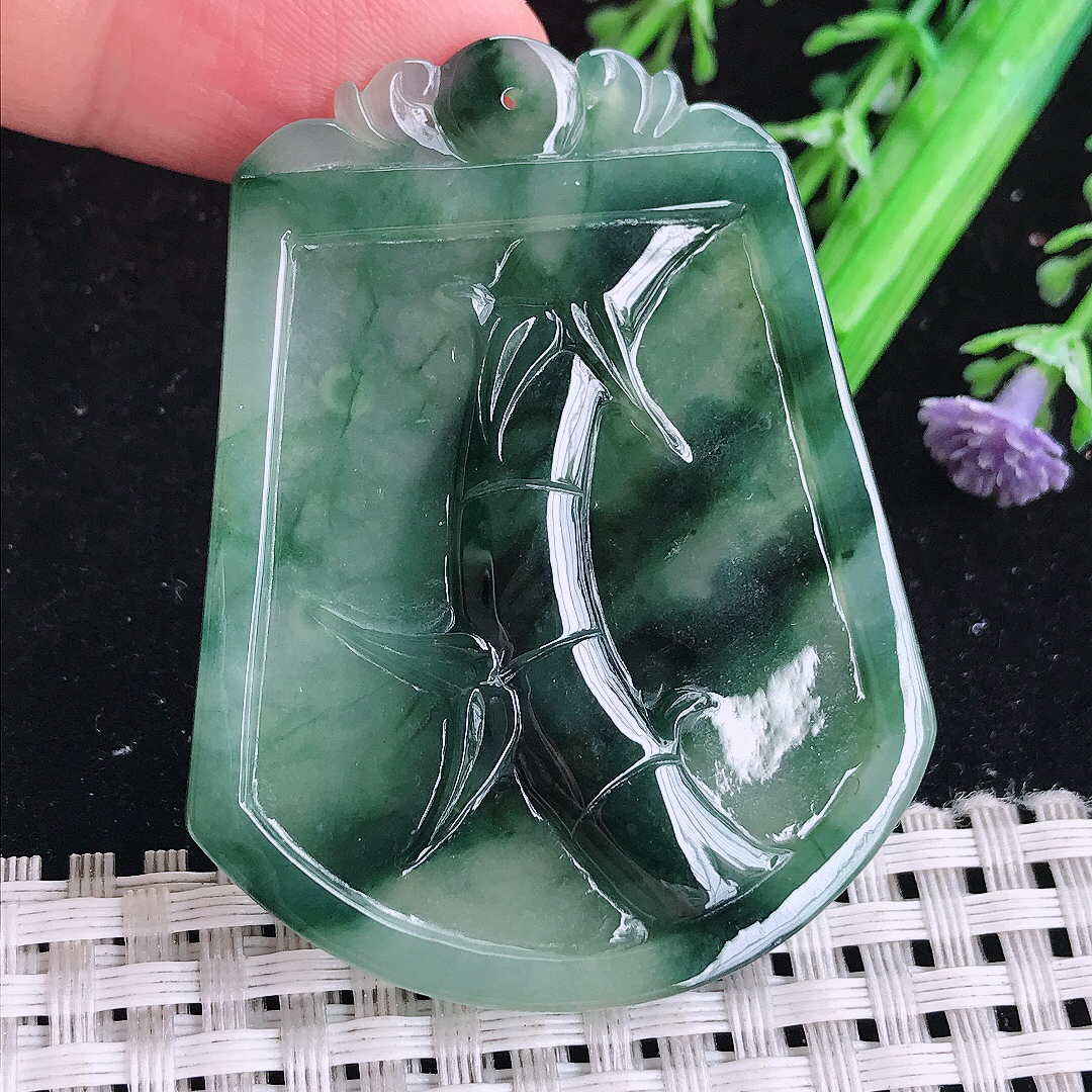 实拍A货翡翠53.6/41.8/4.7老坑冰透起胶特色飘花松鼠吊坠翡翠玉牌