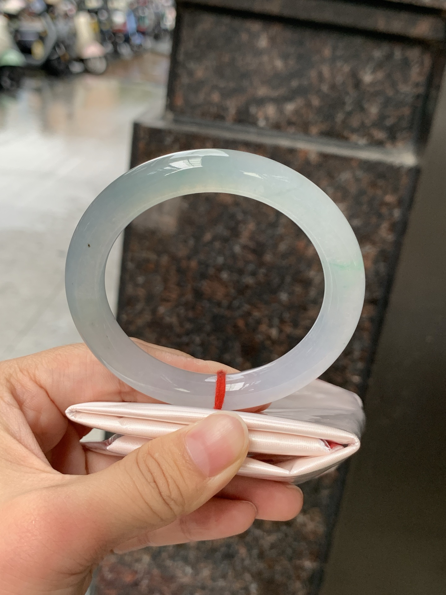 冰飘绿圆条 54.8-9.3-9.6 0608-N937-2 打灯细紋，有矿点，水头好，金丝绿花灵动飘逸