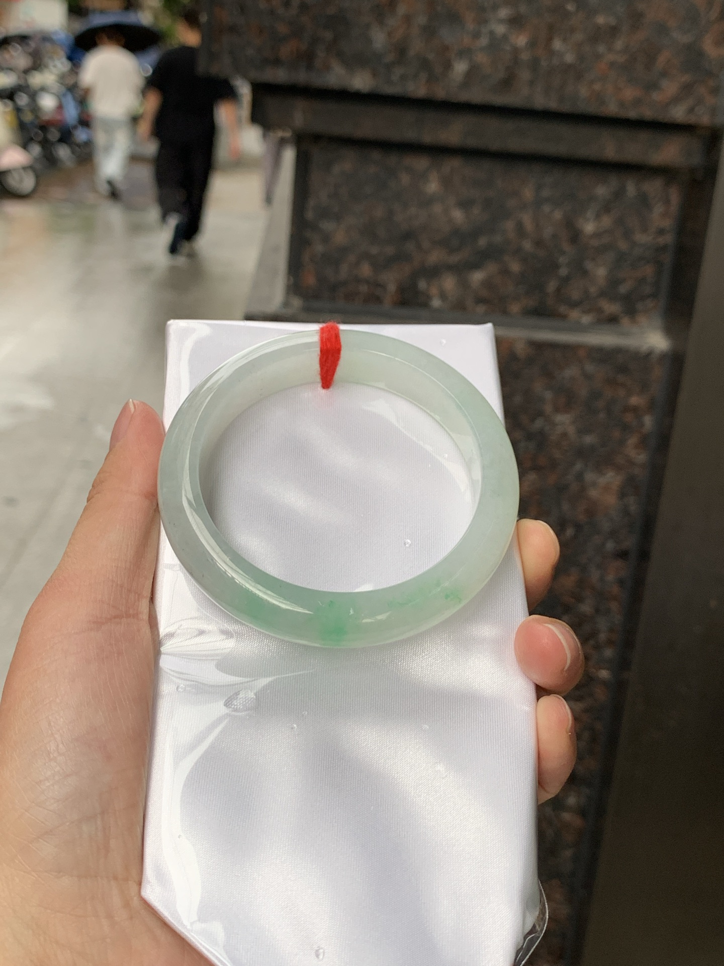 飘绿正圈 56.1-11.8-8.5 0608-N936 无裂，底妆水润，几抹淡雅绿花点缀，生机盎然