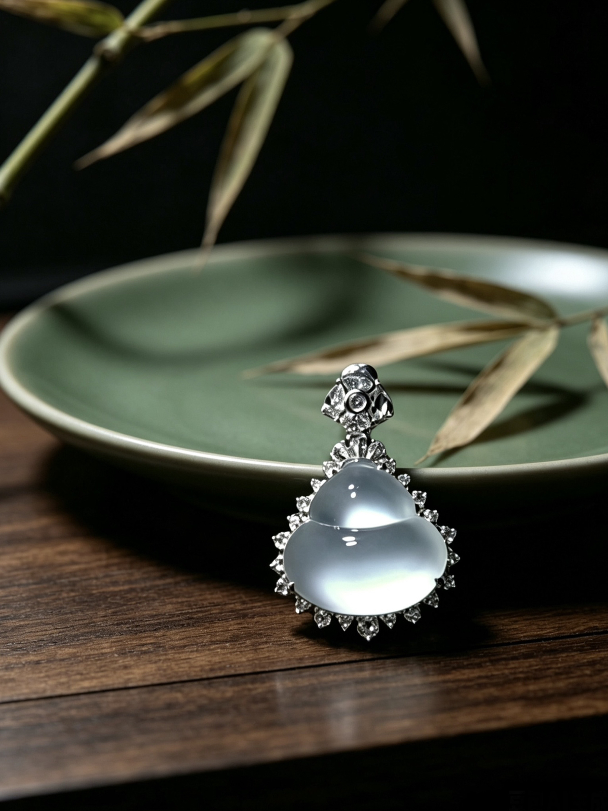 【福禄·葫芦】，裸石12-12.5-3mm，
整体21.5-15-8.5mm，3.13g，
18K金，南非钻，