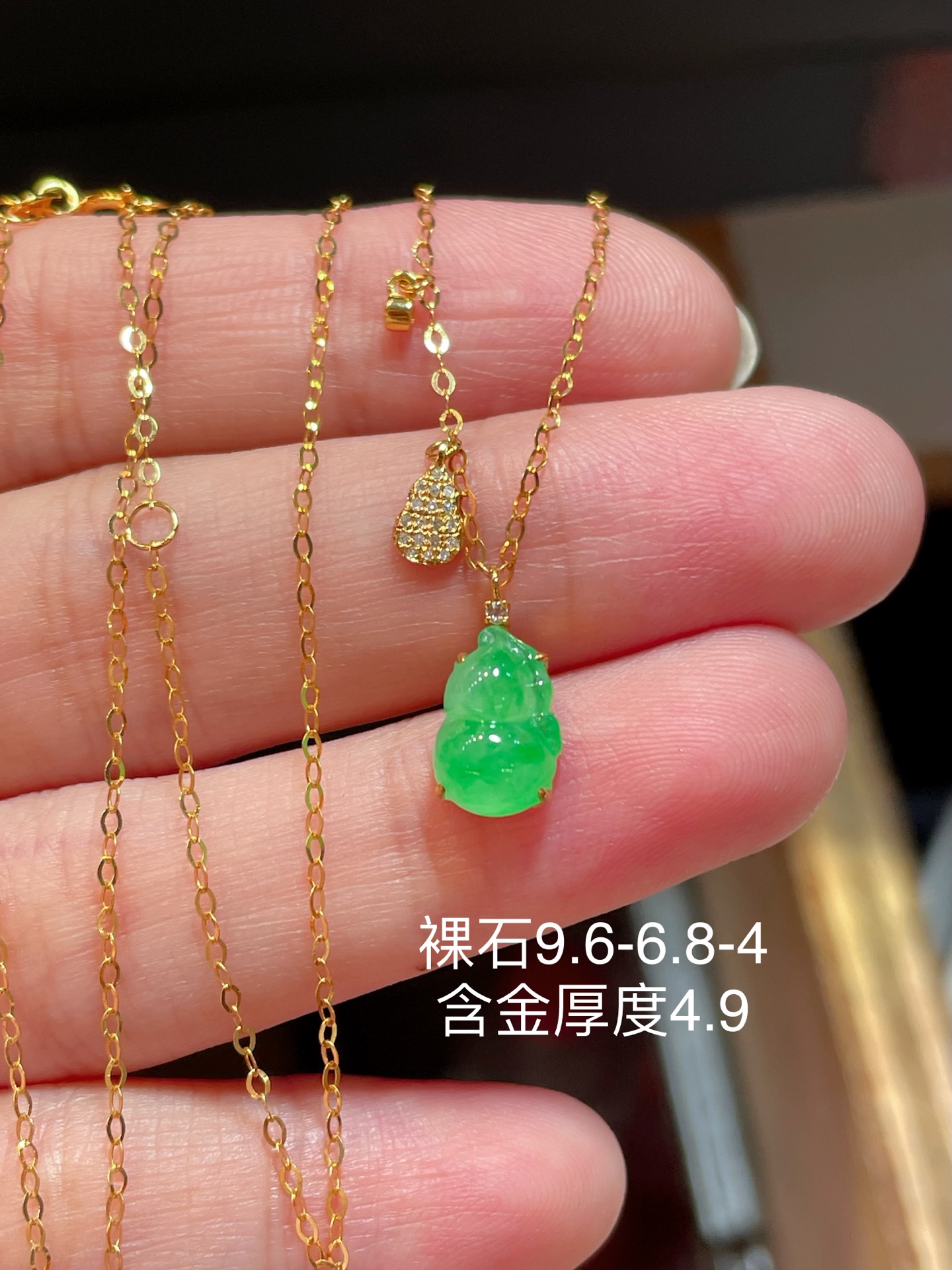 ️ 含18k金链子 性比 超美辣绿晚装款翡翠葫芦项链 高冰辣绿色，颗颗饱满起光，性比很高 18k金