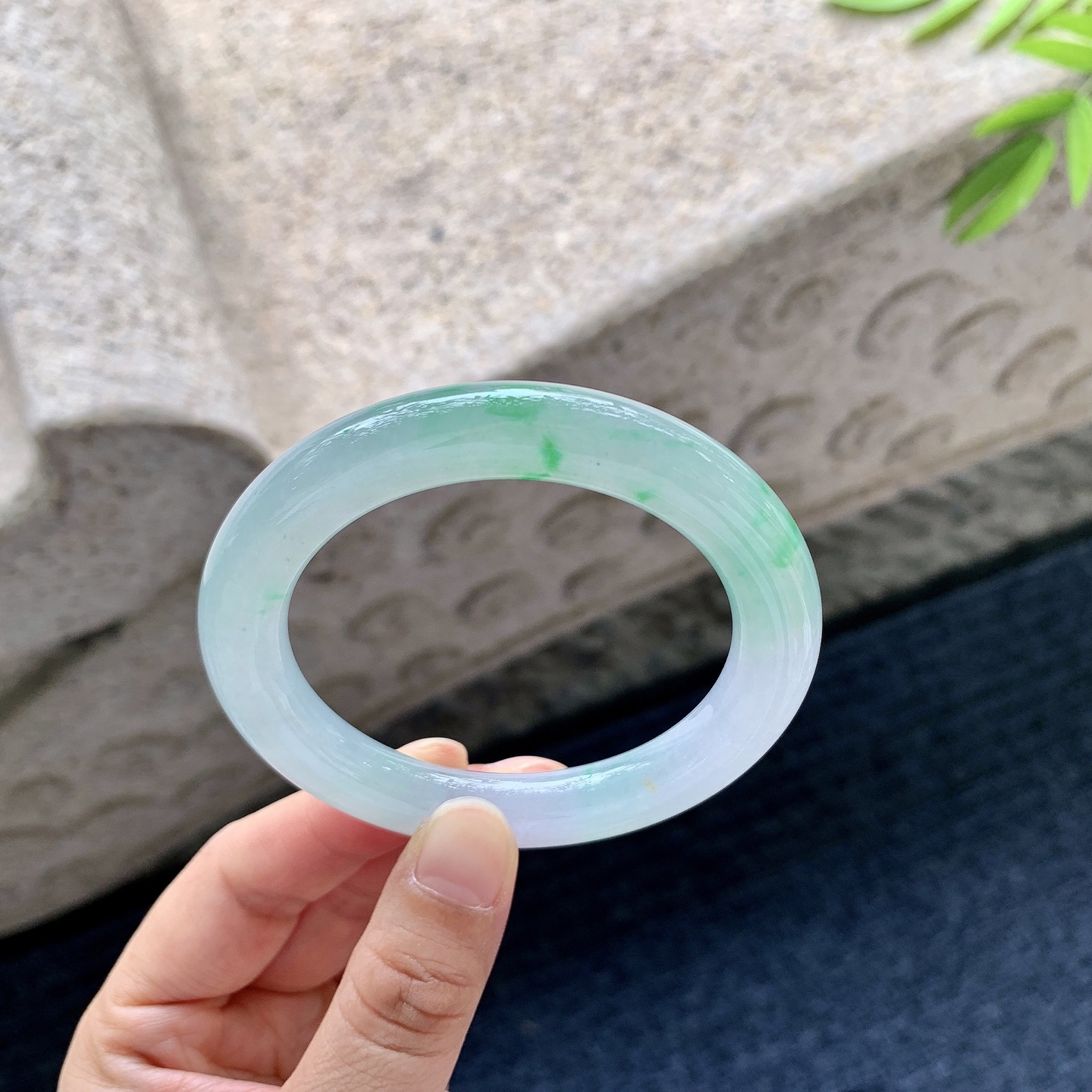 圆条53 54【圈口】54/9.5/10【编码】A1060810【描述】糯冰飘绿，水润，种老，细腻，无裂