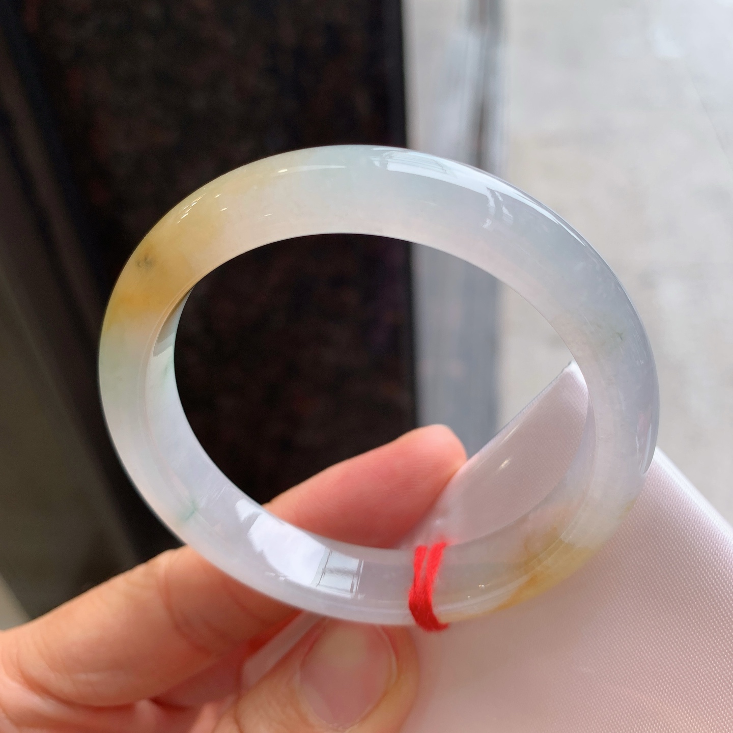正圈冰黄翡飘花 表皮微瑕疵微扣 尺寸：52.5/10.2/7.6 冰润