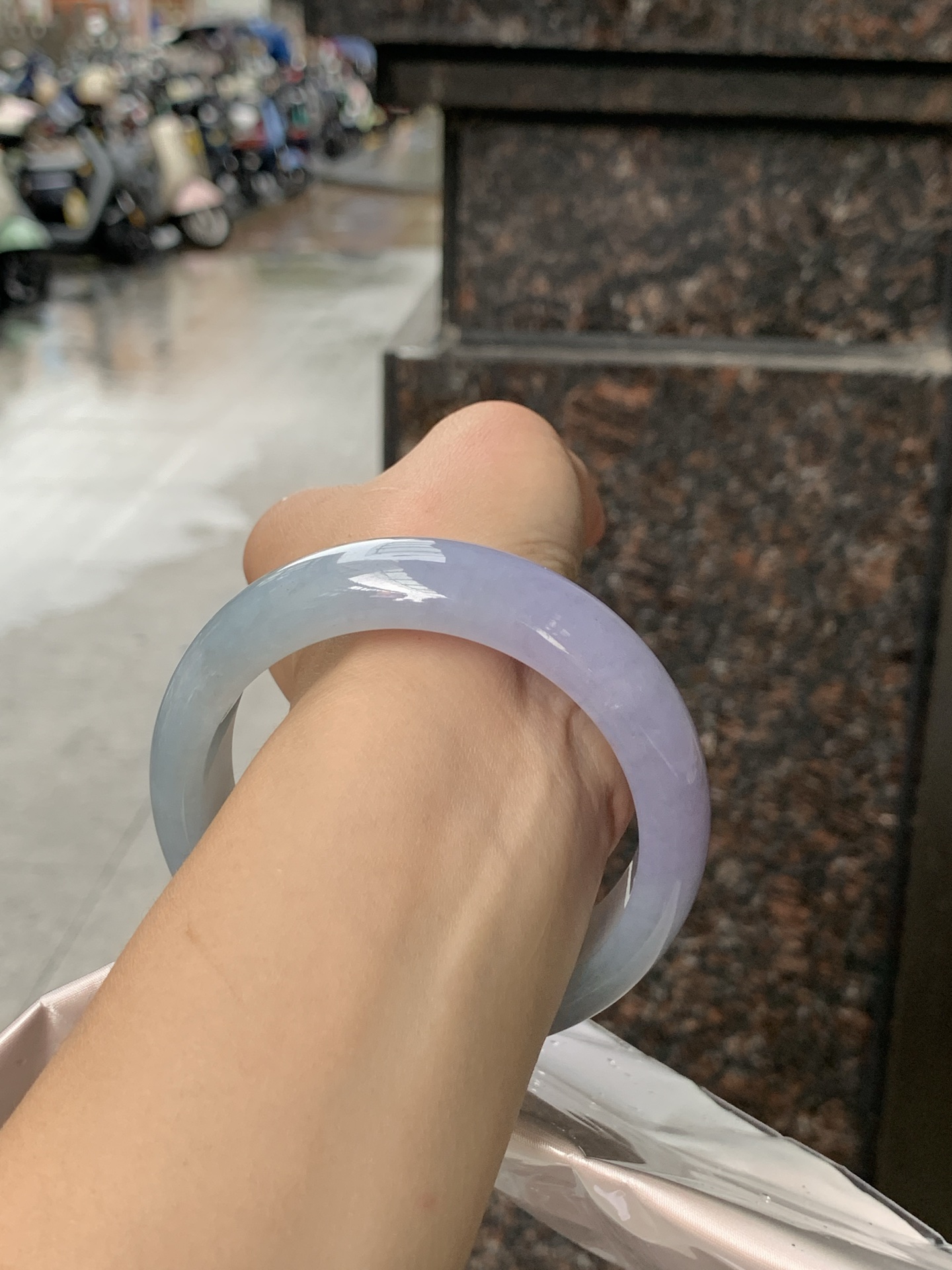 春彩宽版正圈 61.4-17-9.2 0608-T-01-123 无裂，底妆细腻，淡淡紫韵内敛耐看，版型宽版大气。