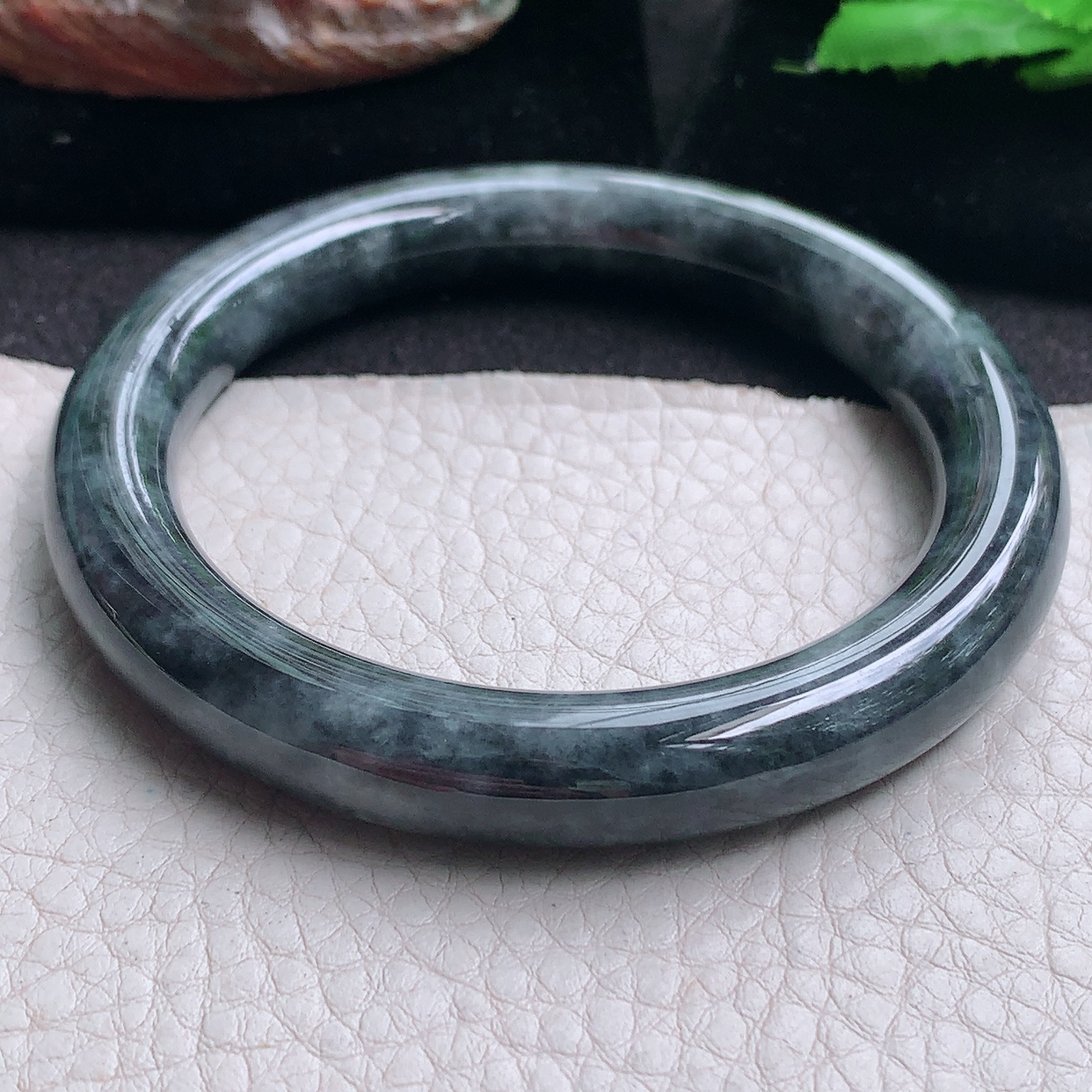js实拍57*10*9.7美人镯 翡翠a货玉手镯 乌鸡水墨款细润圆条玉手环