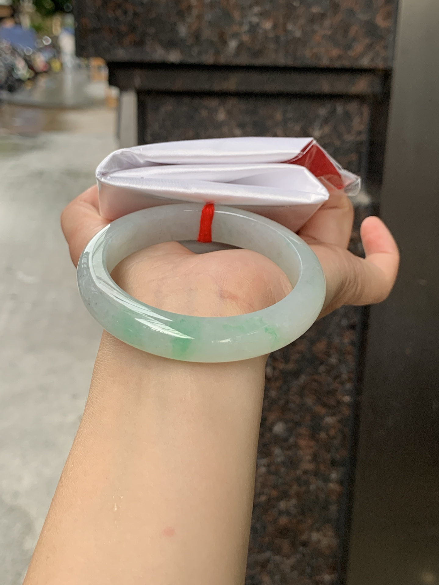 飘绿正圈 56.1-11.8-8.5 0608-N936 无裂，底妆水润，几抹淡雅绿花点缀，生机盎然