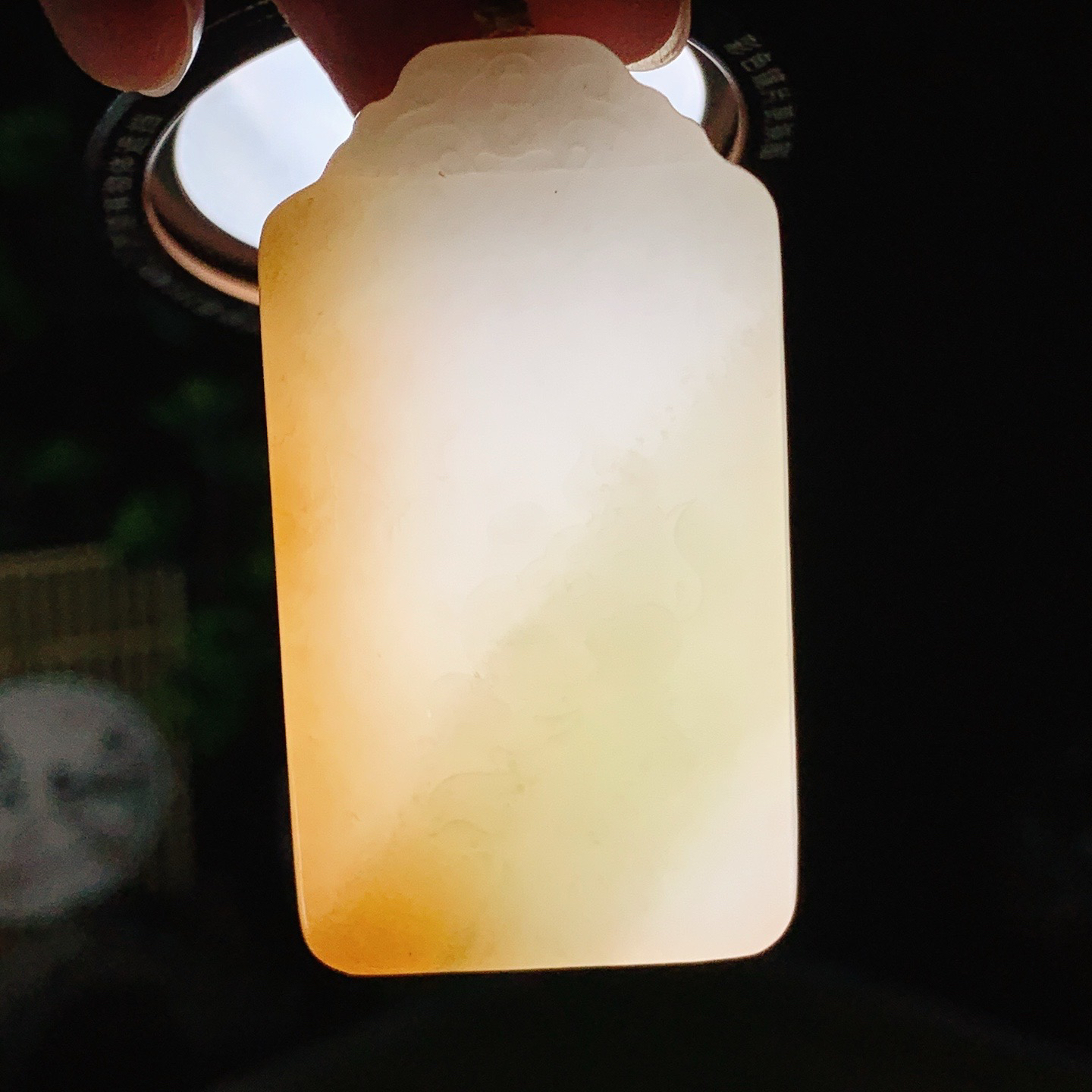 和田玉白玉文殊菩萨挂件。尺寸58/31/10重41克 白度一级。玉质细腻油润 底色纯净 脂粉好，品质好。lt260608