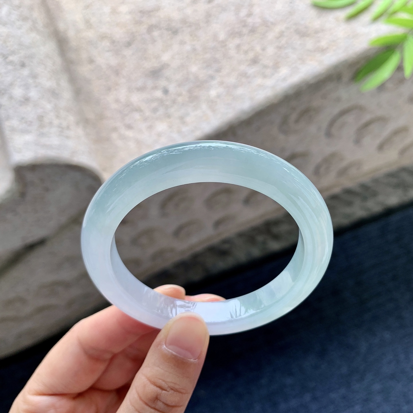 正圈51 52【圈口】52.9/9.5/8.4【编码】C5060805【描述】糯冰底色，水润，种老，细腻，打灯有棉线