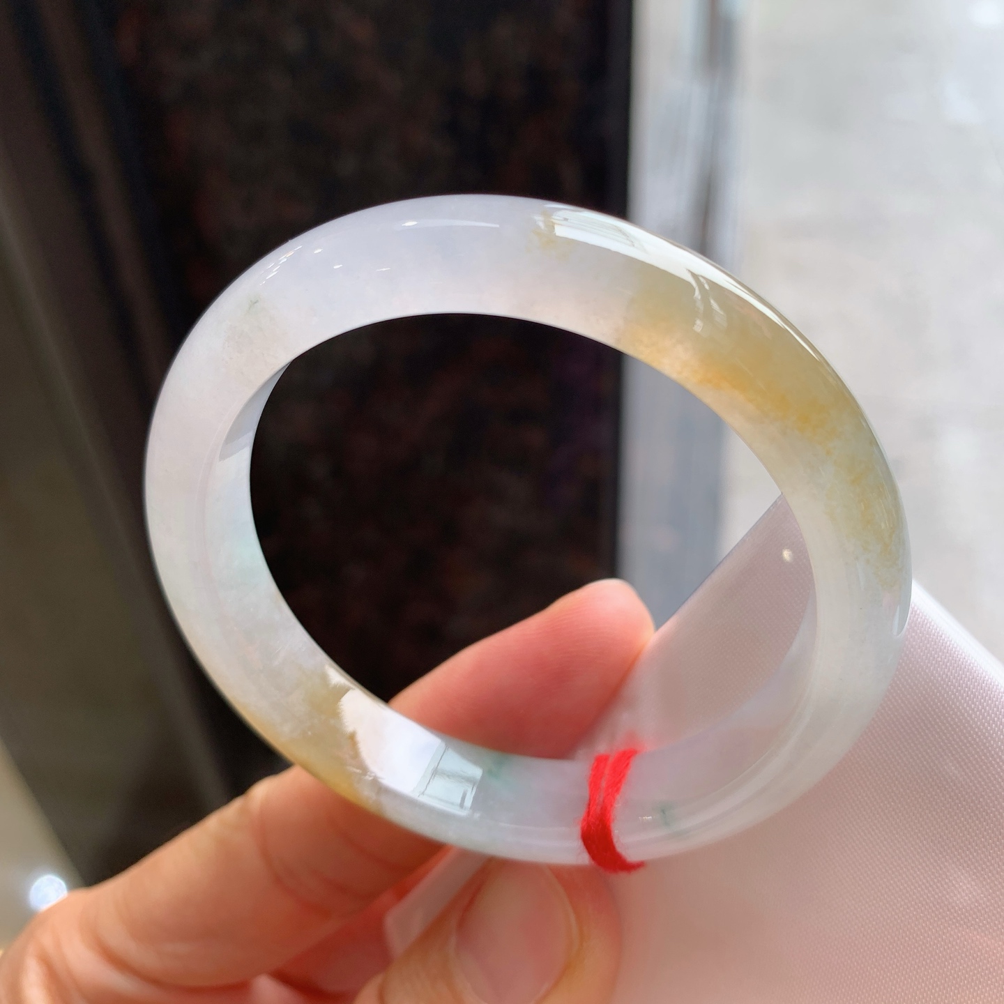 正圈冰黄翡飘花 表皮微瑕疵微扣 尺寸：52.5/10.2/7.6 冰润