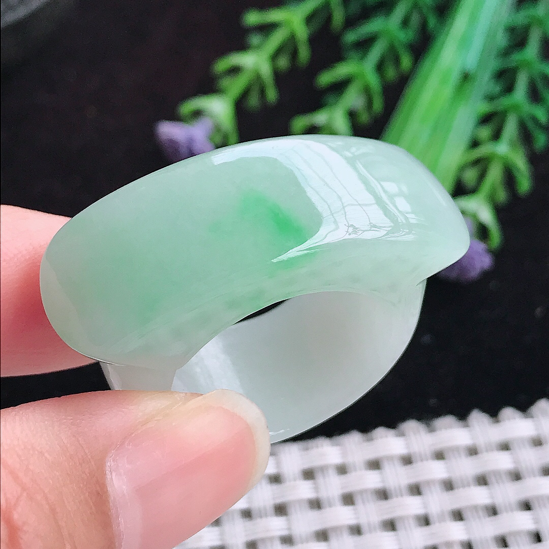 实拍A货翡翠21.3/14.2/7.3老坑冰润水灵飘绿马鞍扳指翡翠素面戒指