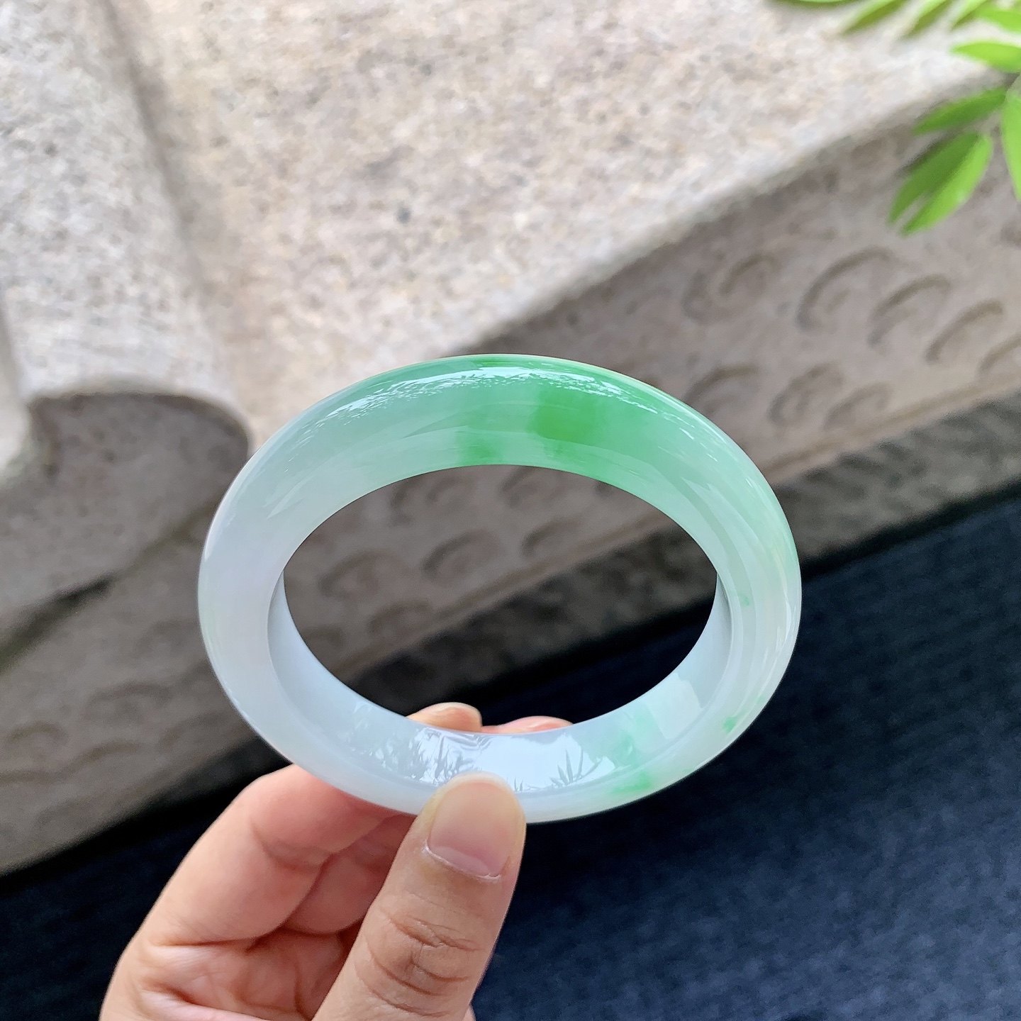正圈 细糯飘阳绿，水润，种老，细腻，无裂