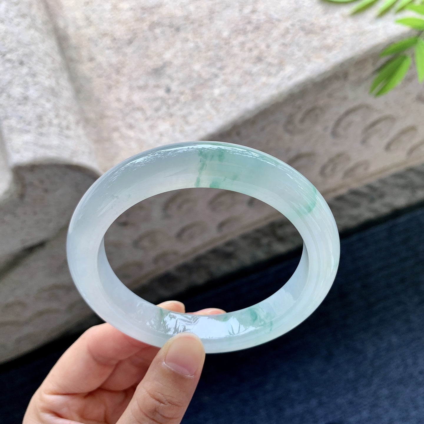 正圈61 62【圈口】62.3/12.5/10【编码】Q5060807【描述】糯冰飘花，水润，种老，细腻，无裂