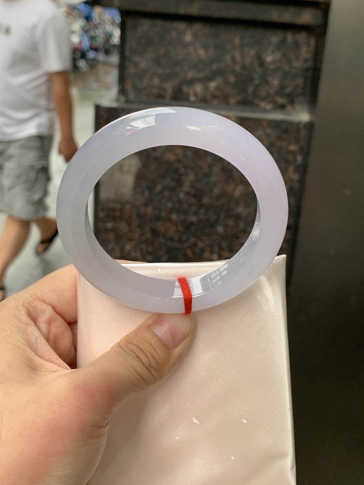 冰紫正圈 56.7-12.3-9.5 0608-N938-2 无裂，打灯马牙线，底妆冰润，飘粉紫色，清透飘渺如雾般连绵，水光流转的美貌紫镯绝妙冰透，醉卧水云间，氤氲诗意的美跃然于手腕之间。