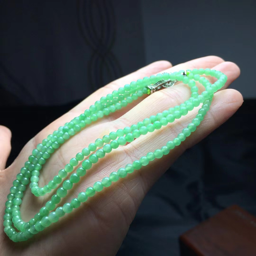 果绿小米珠，卡2.9-3.3mm，223颗，种好，玉质细腻，均匀，甜美清新，颗颗精选