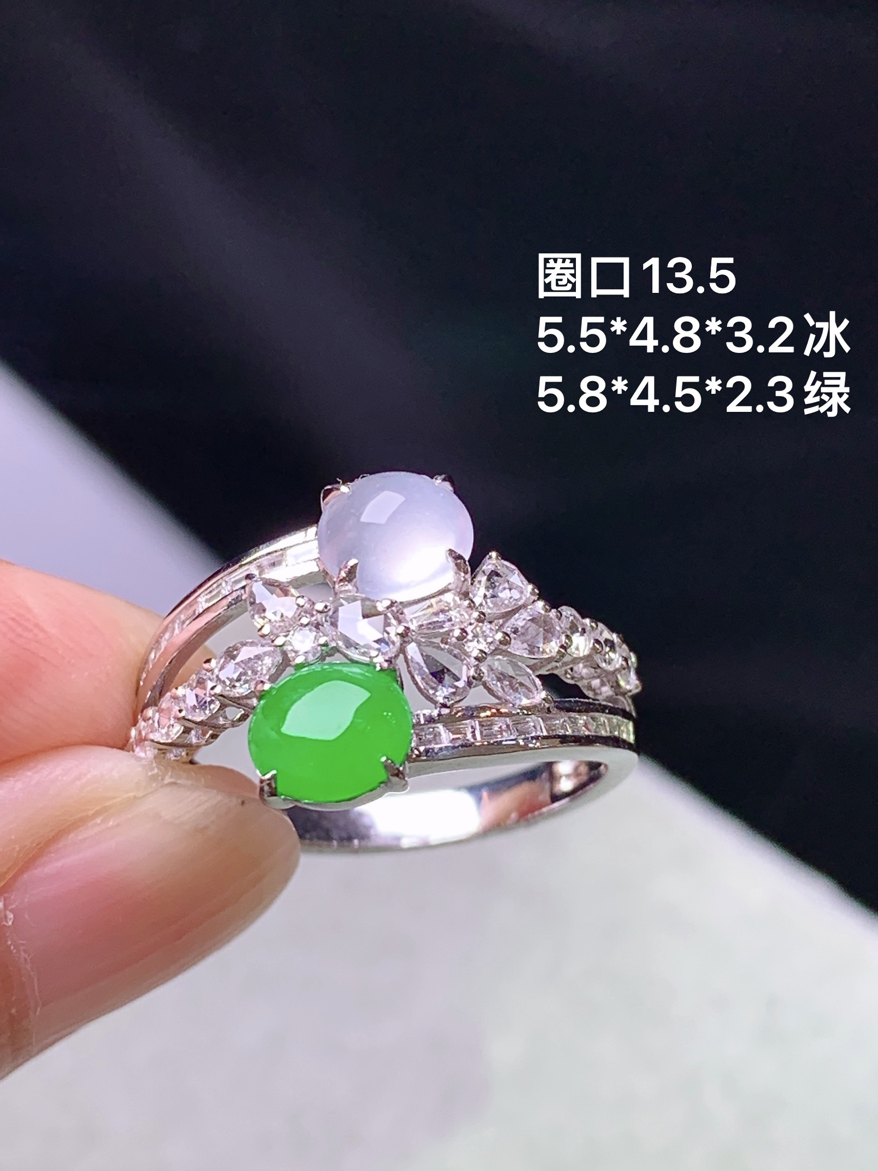 18k金钻镶嵌冰绿蛋面组合戒指 玉质细腻 色泽艳丽清新 圈口13.5 整体尺寸5.5*4.8*3.2 j4