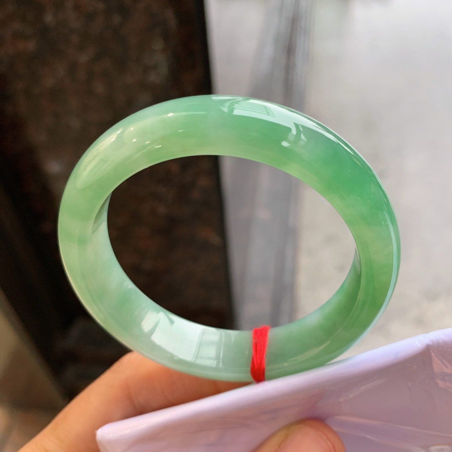 正圈冰飘绿 无裂 尺寸：52/12.6/8 细腻