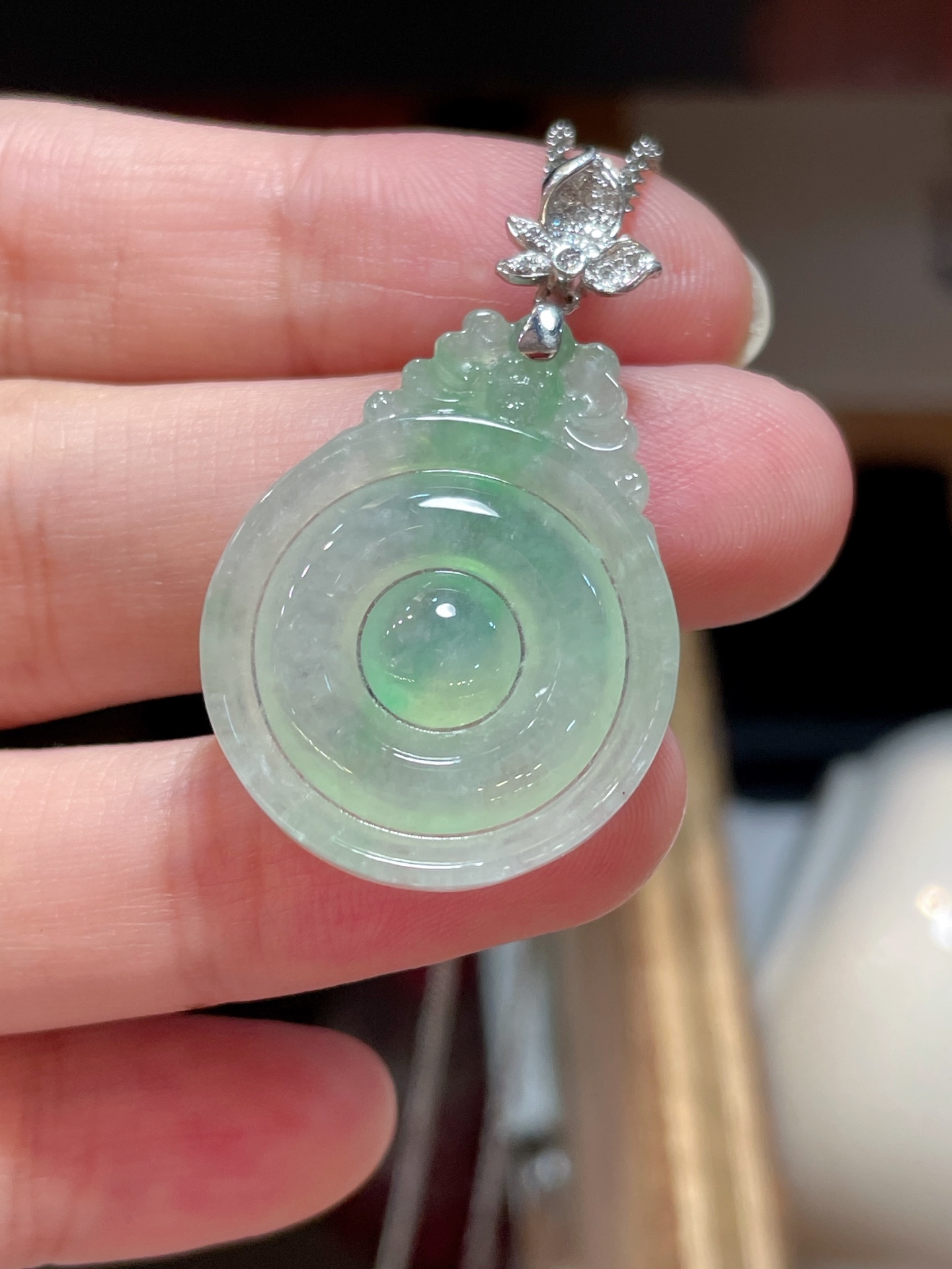 ️ 翡翠飘绿平安扣吊坠，质量货，光感强烈 种老细腻，料子水润通透，18k镶，佩戴效果佳，29-23.1