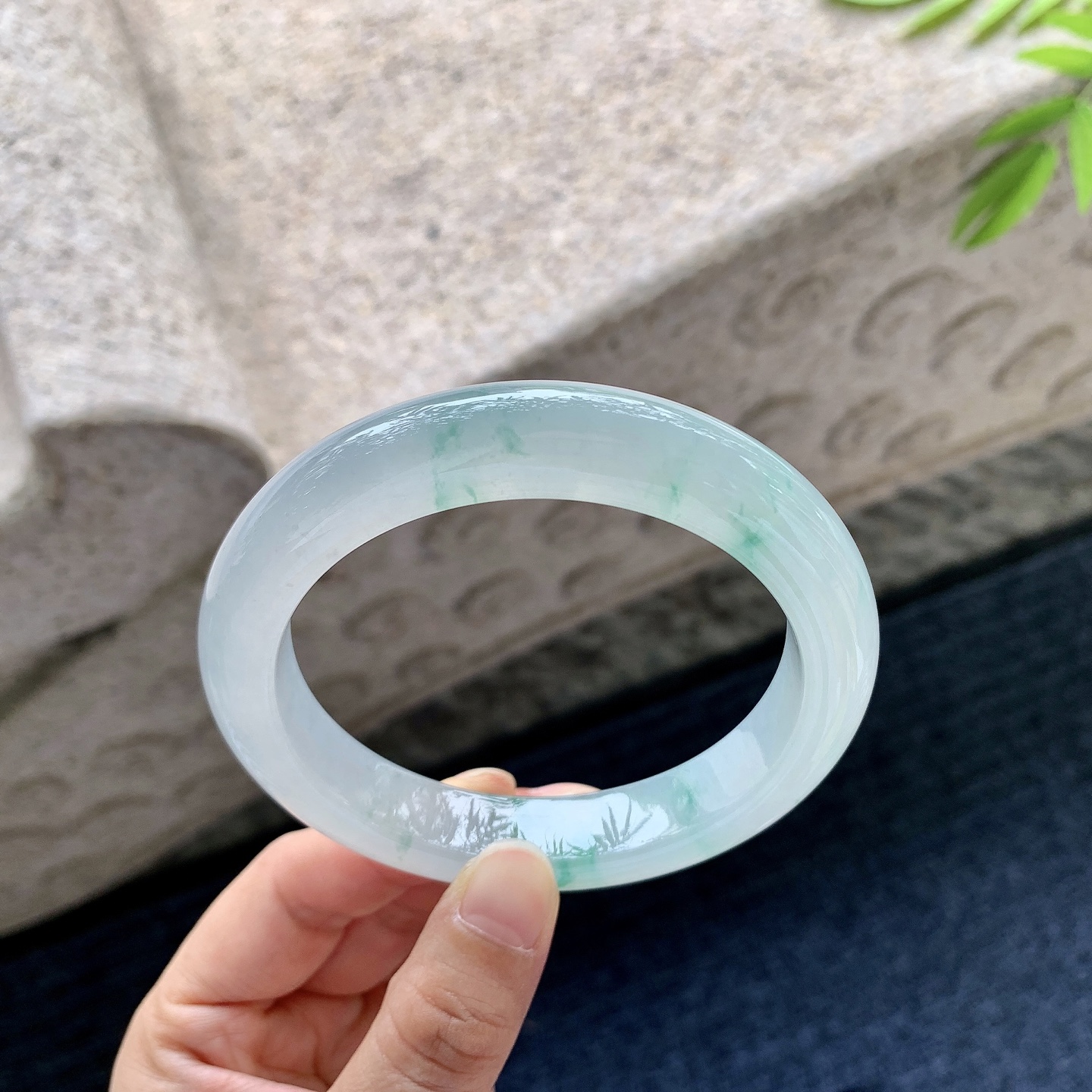 正圈61 62【圈口】62.3/12.5/10【编码】Q5060807【描述】糯冰飘花，水润，种老，细腻，无裂