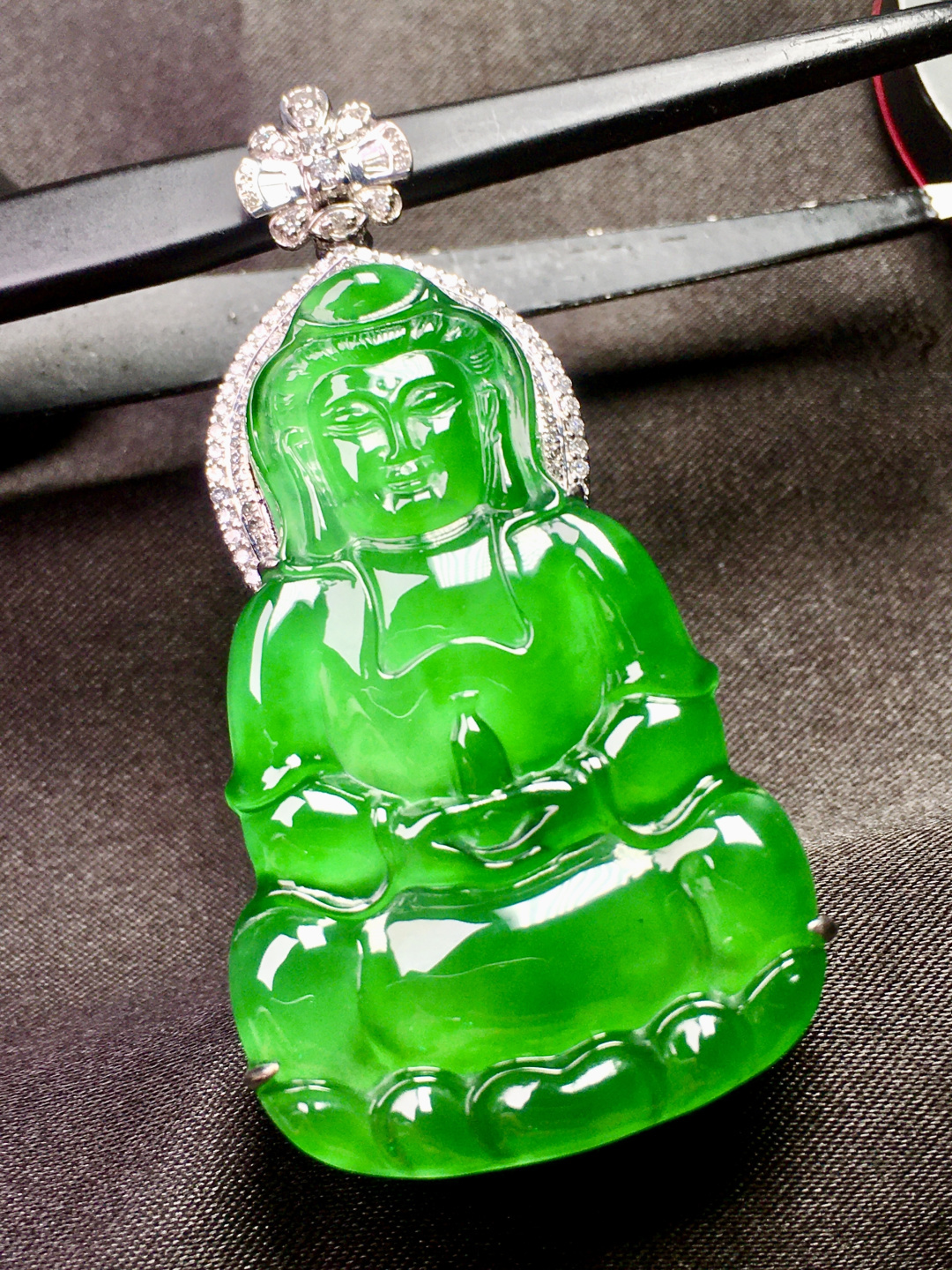 ️款式时尚精美，18K真金南非真钻石镶嵌，天然翡翠Ａ货，口头不预留，40.5-26.0-3.6