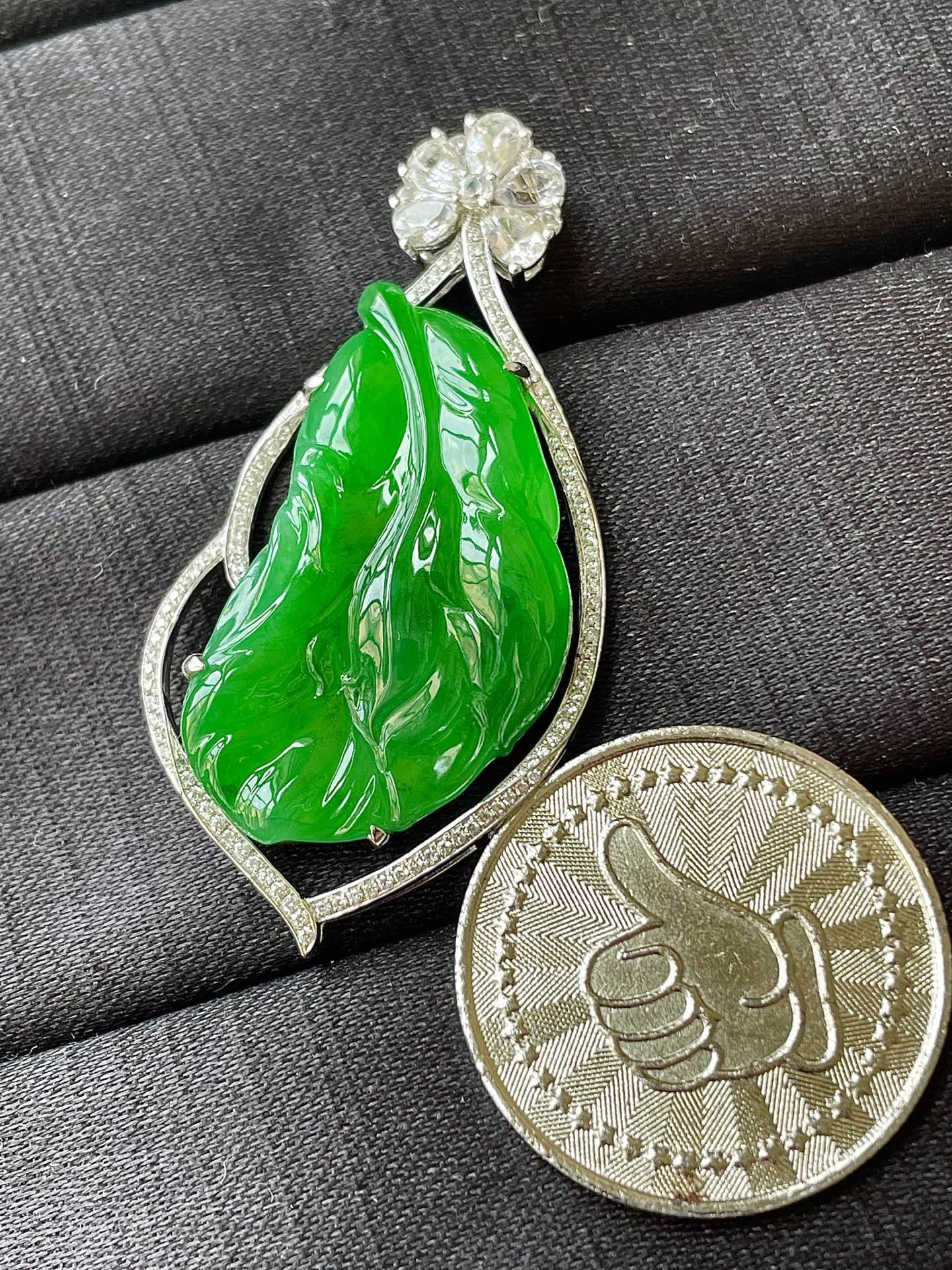 阳绿羽毛吊坠，色辣，18k金镶嵌，饱满水润，无裂，裸石尺寸32/18.2/6--48.5/24.2/7.6编码0607好数字
