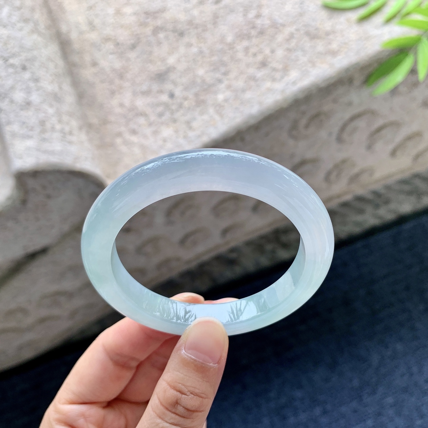 正圈51 52【圈口】52.9/9.5/8.4【编码】C5060805【描述】糯冰底色，水润，种老，细腻，打灯有棉线