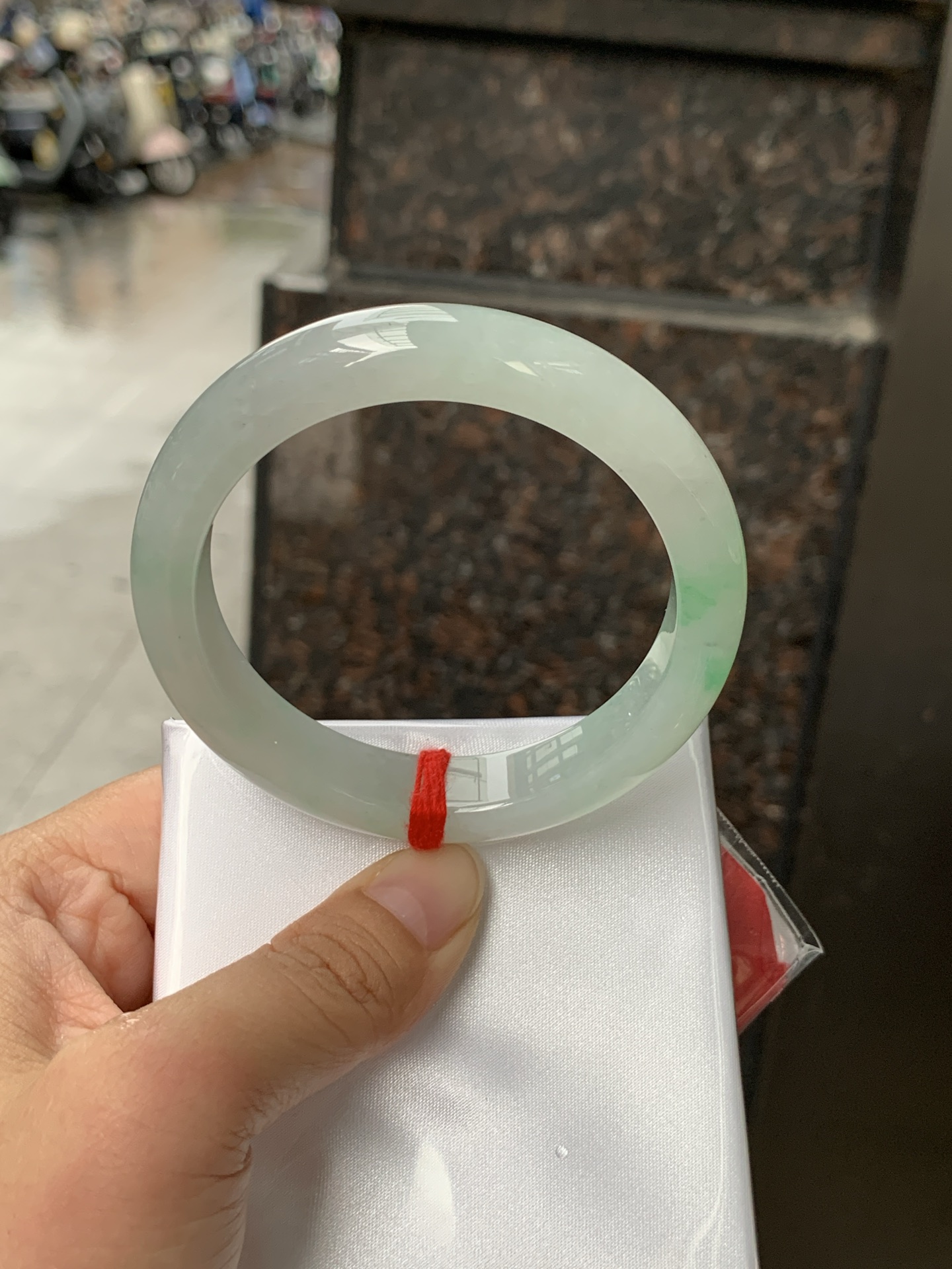 飘绿正圈 56.1-11.8-8.5 0608-N936 无裂，底妆水润，几抹淡雅绿花点缀，生机盎然