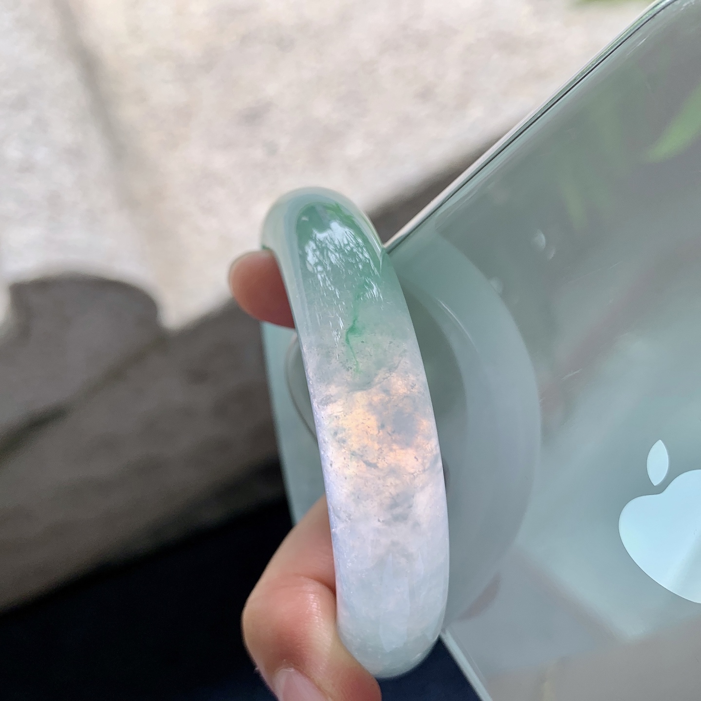 正圈 圈口52.4/12.7/7.9 编码HT060914 描述冰糯飘绿，水润，种老，细腻，打灯有絮线