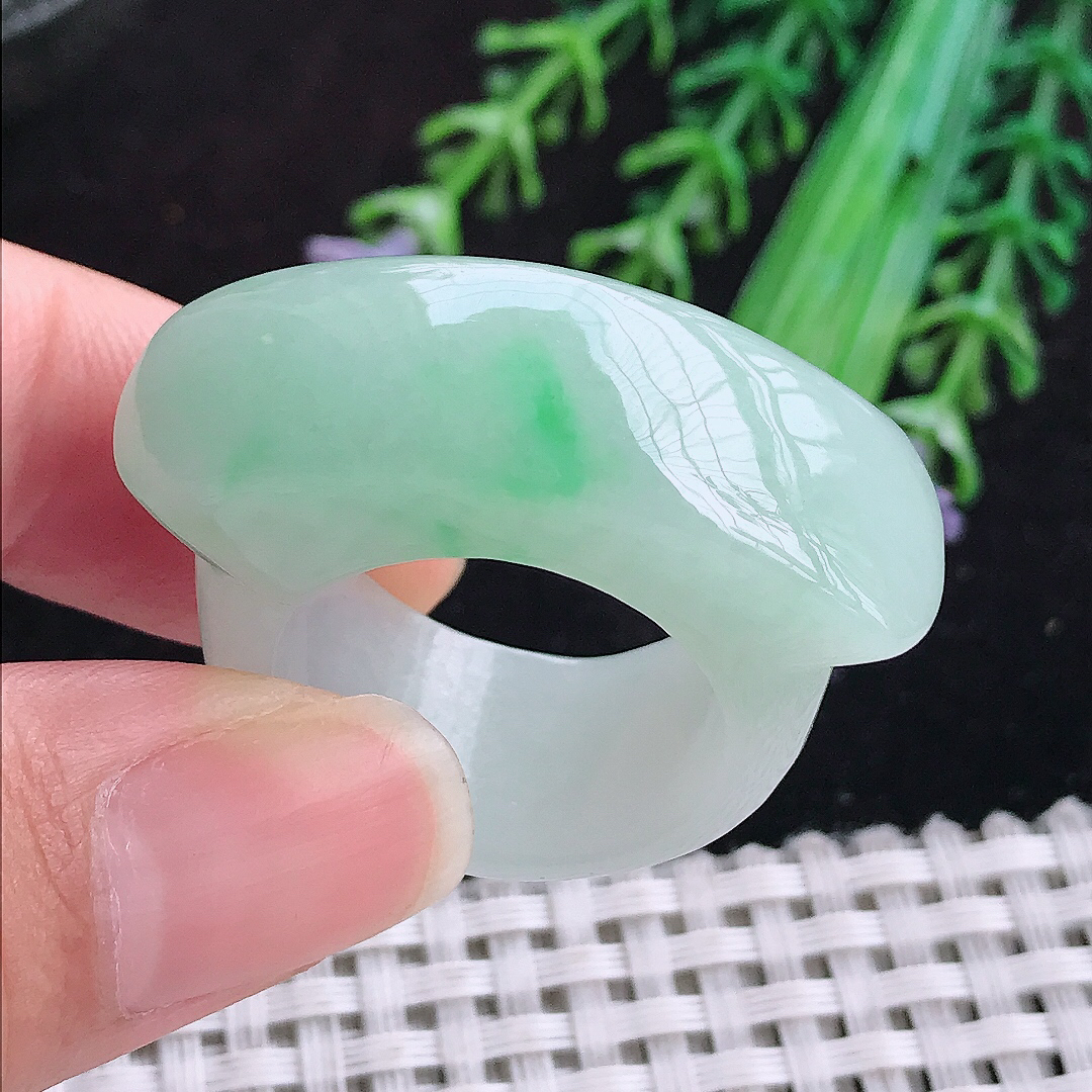 实拍A货翡翠21.3/14.2/7.3老坑冰润水灵飘绿马鞍扳指翡翠素面戒指
