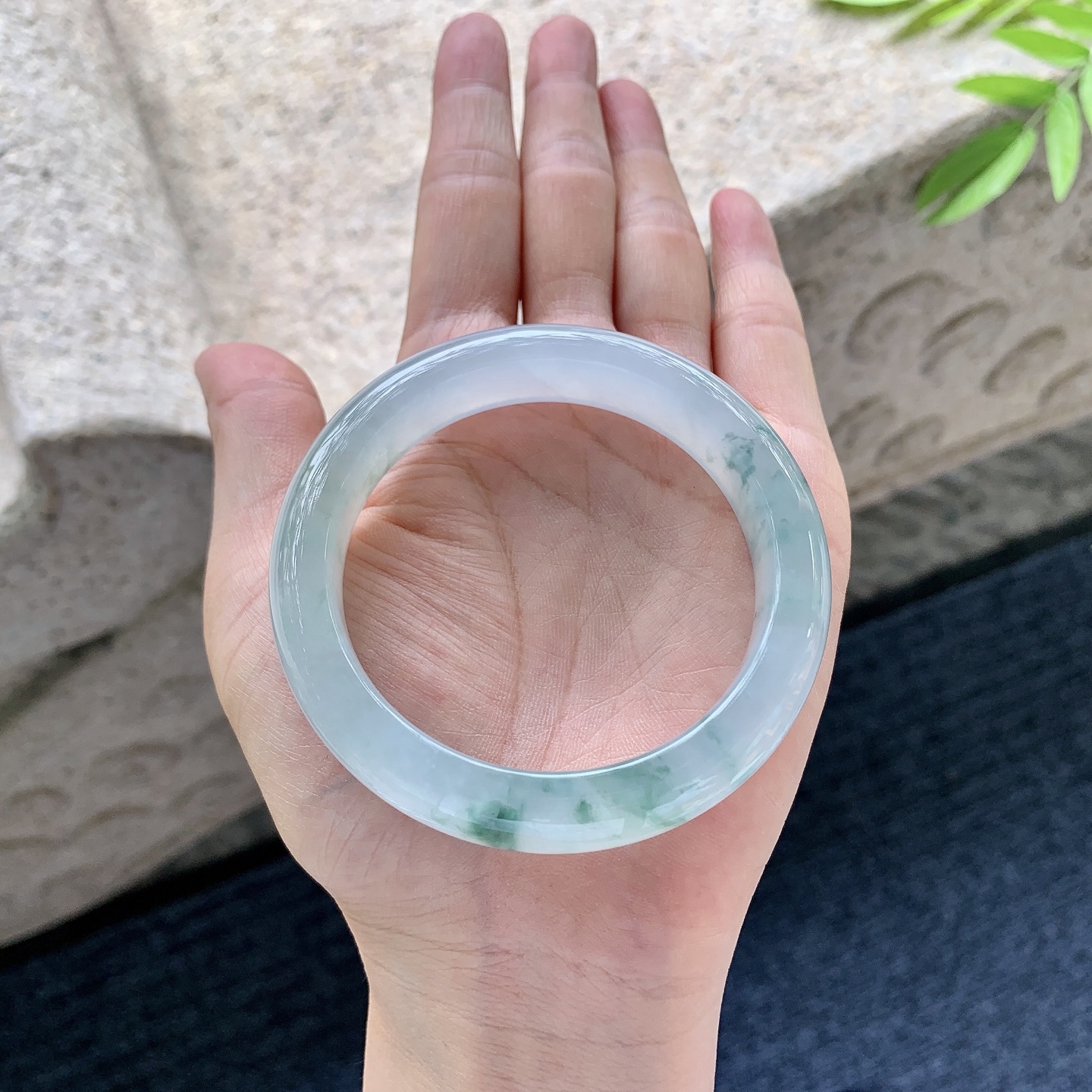 正圈53 54【圈口】54.5/12.4/8.8【编码】G2060906【描述】冰糯飘花，清透，水润，种老，细腻，有纹线
